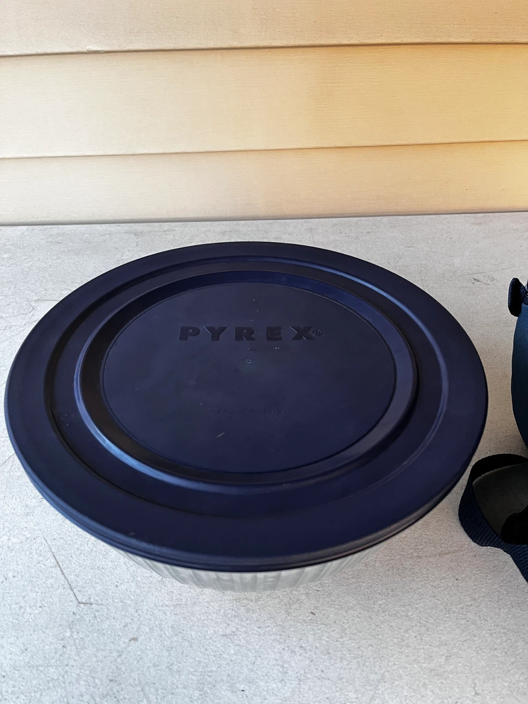 Pyrex Portables Glass Bowl with Lid and Carrier Bag - photo 3