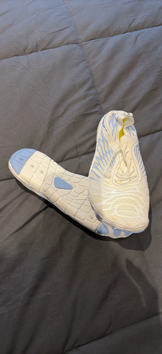 Athletic shoes