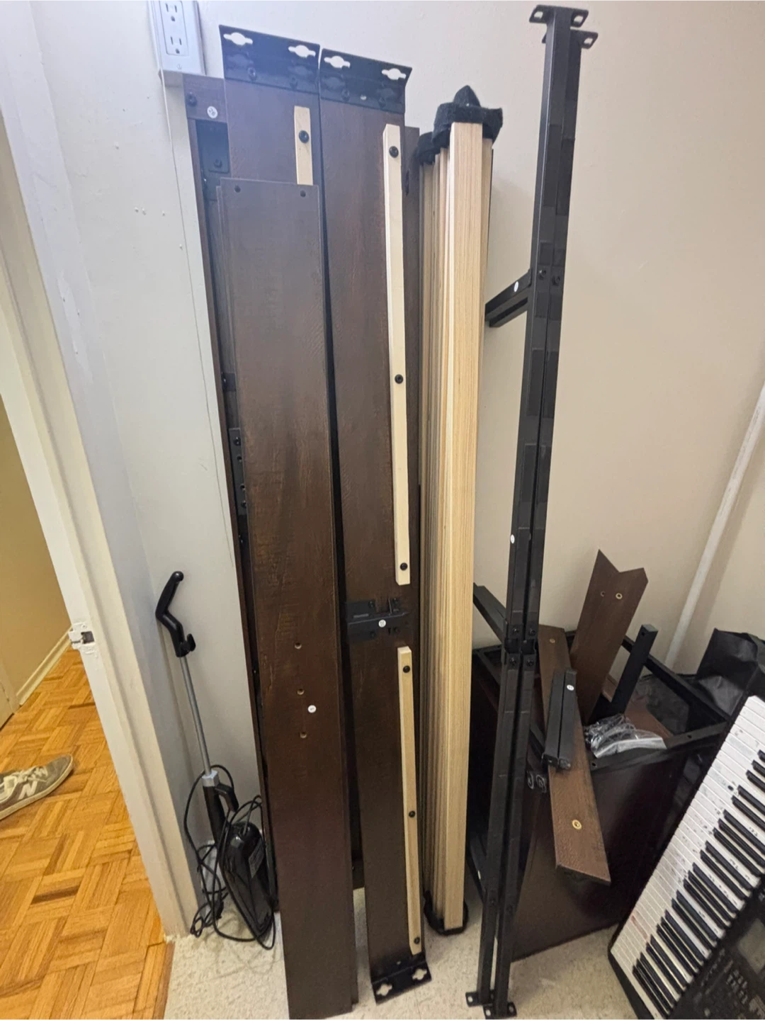 MOVING : NEED GONE ASAP❗️- Wayfair King Size Bed Frame - photo 3