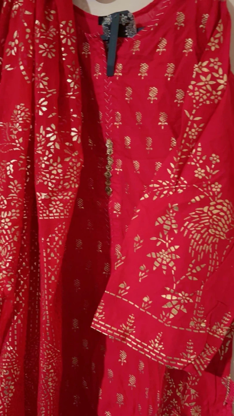 Pakistani J. Red 3 piece chikekari Kurta shalwar with Gold work - photo 5