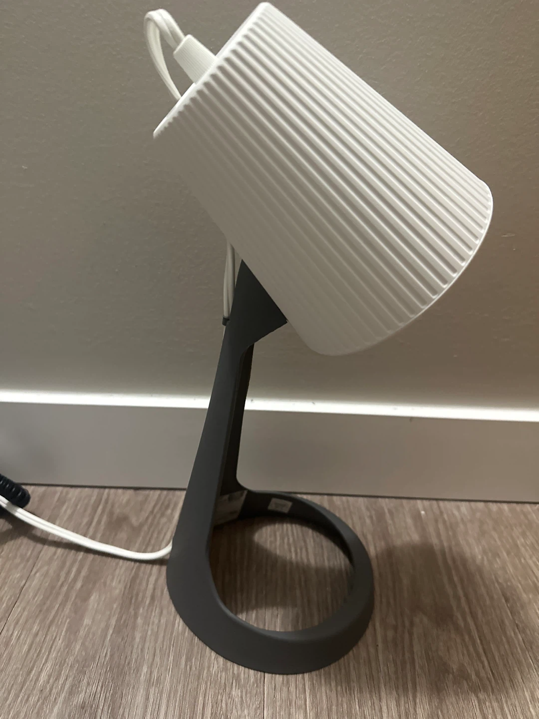 White ribbed desk lamp🥕