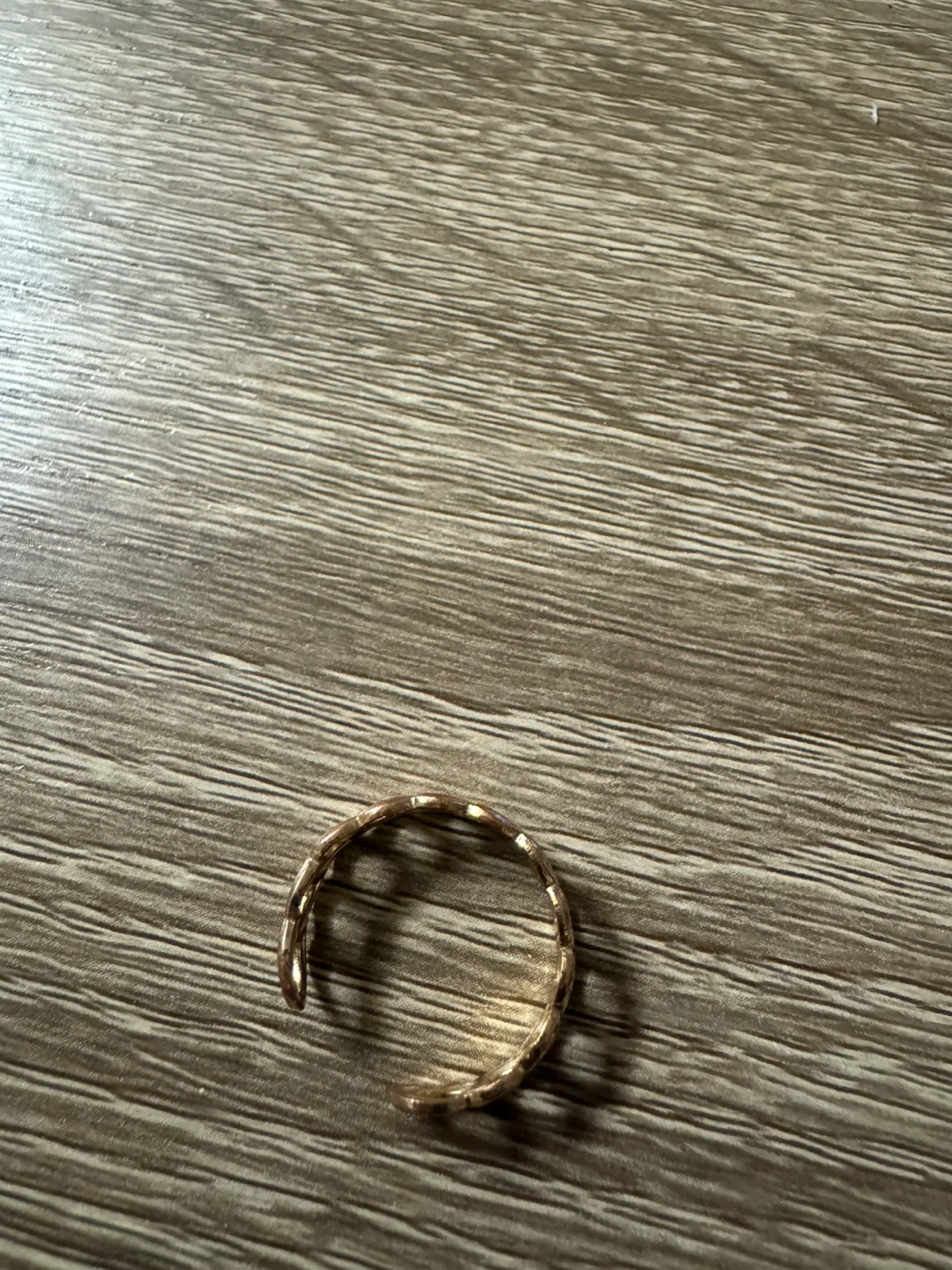 Gold coloured chain ring