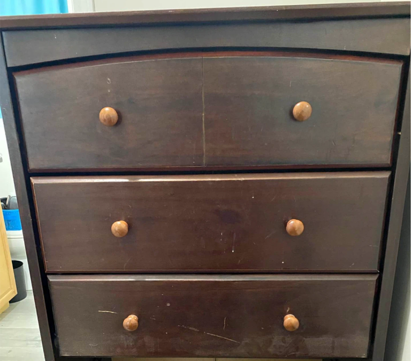 🥕 Dark Wood Dresser. One screw is missing.