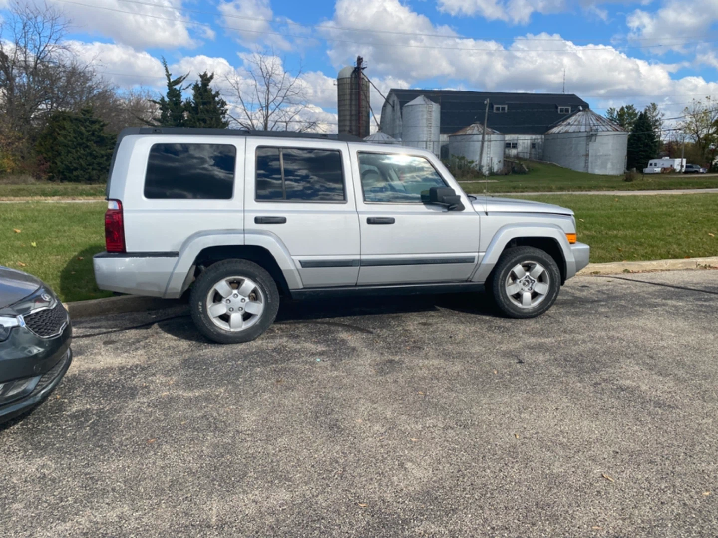 Silver Jeep Commander SUV