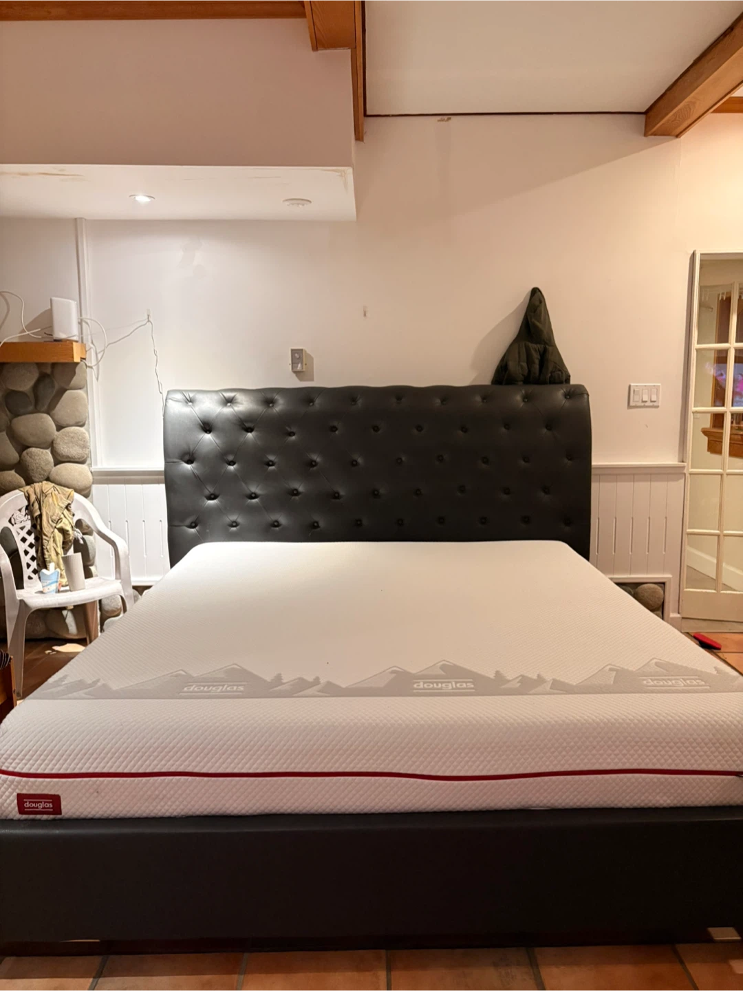 King Size Bed Frame Tufted Faux Leather Platform Bed Frame - photo 2