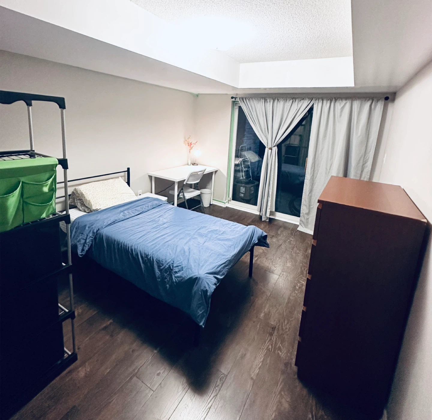 Spacious Private Bedroom for Rent - photo 2