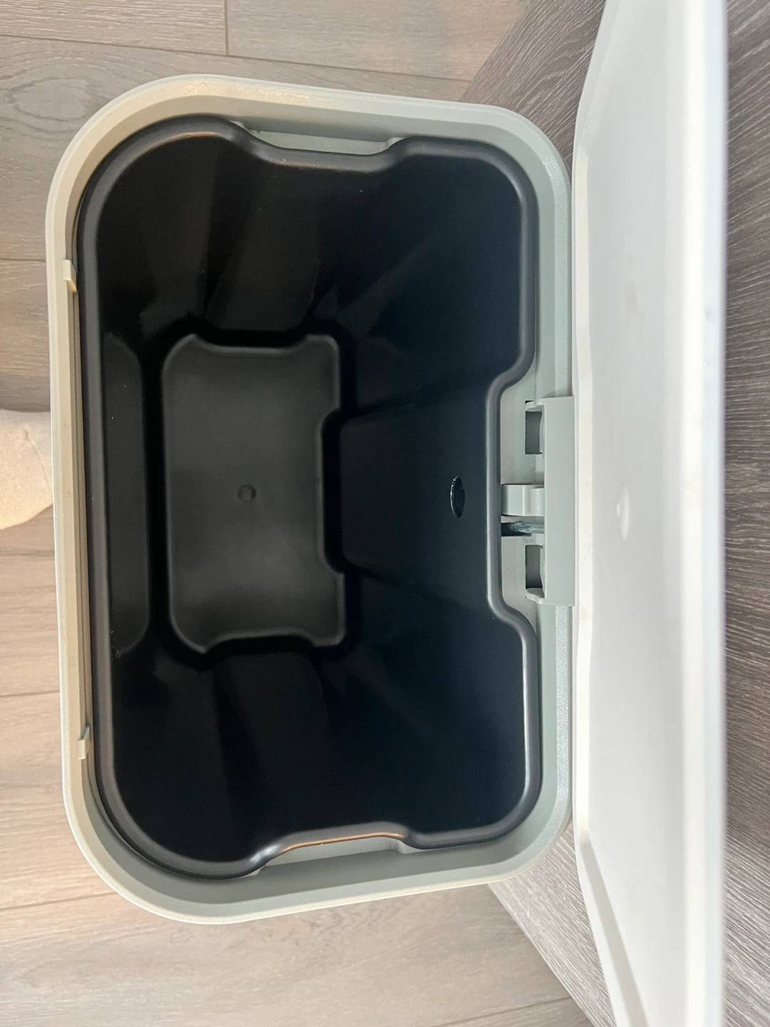 MOVING SALE!- 20L kitchen trash can - photo 3