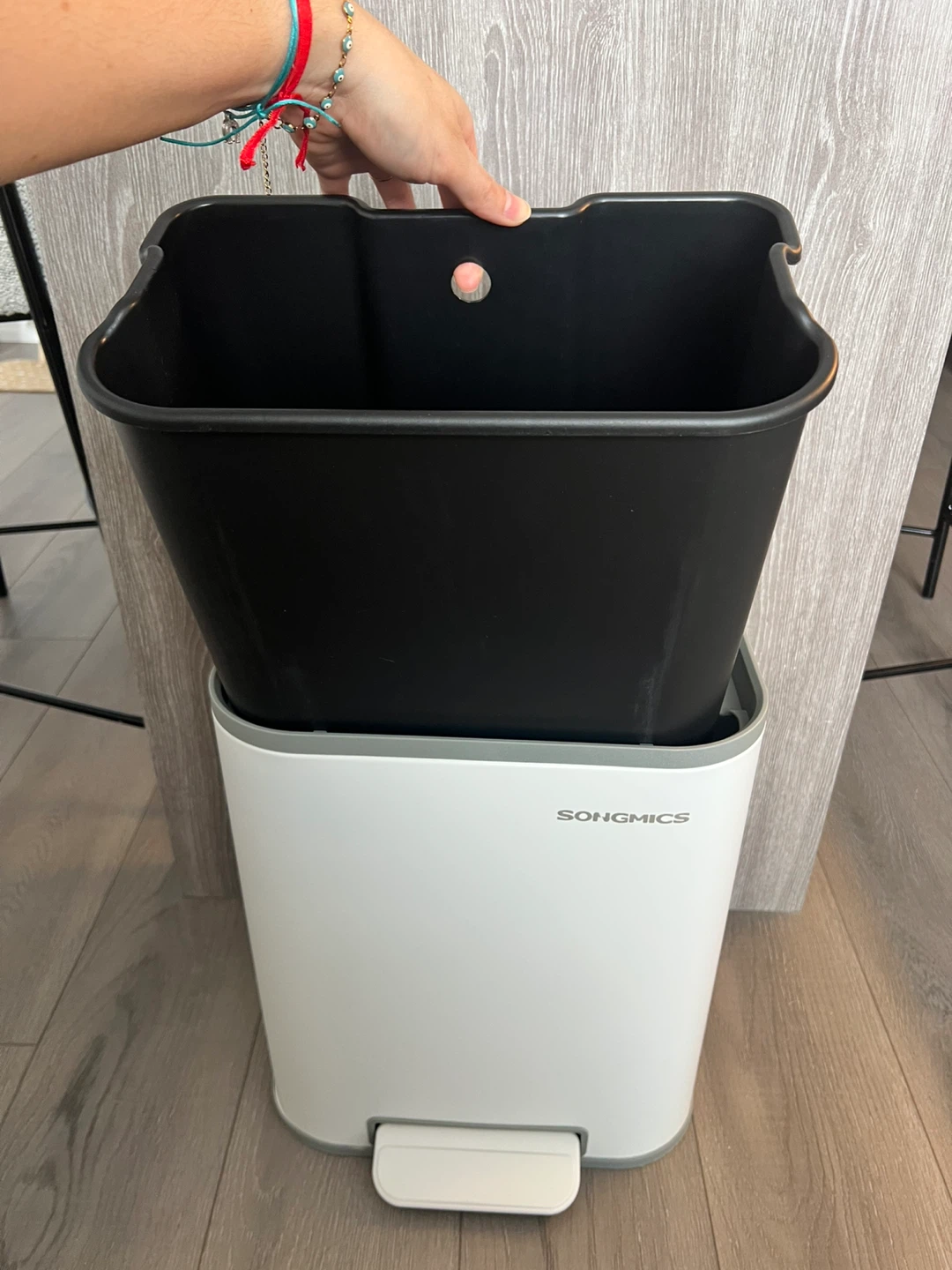 MOVING SALE!- 20L kitchen trash can - photo 4