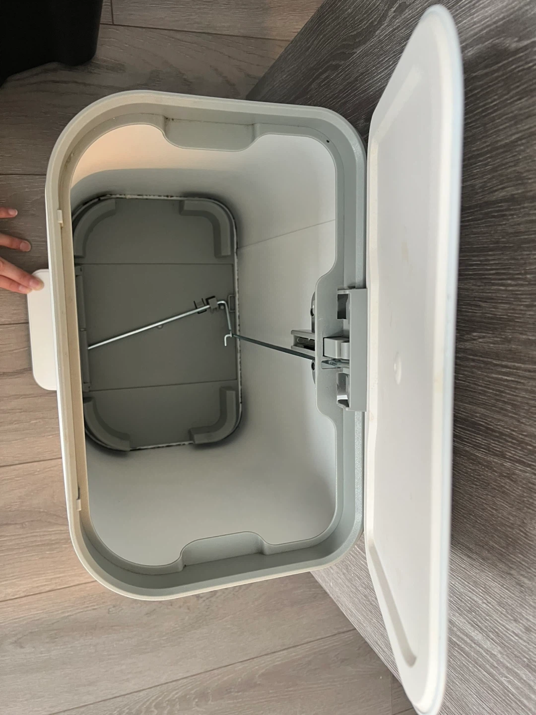 MOVING SALE!- 20L kitchen trash can - photo 5