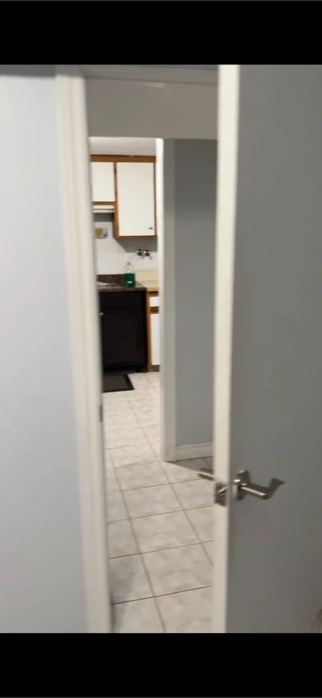 Room in a 4 room basement unit - photo 2