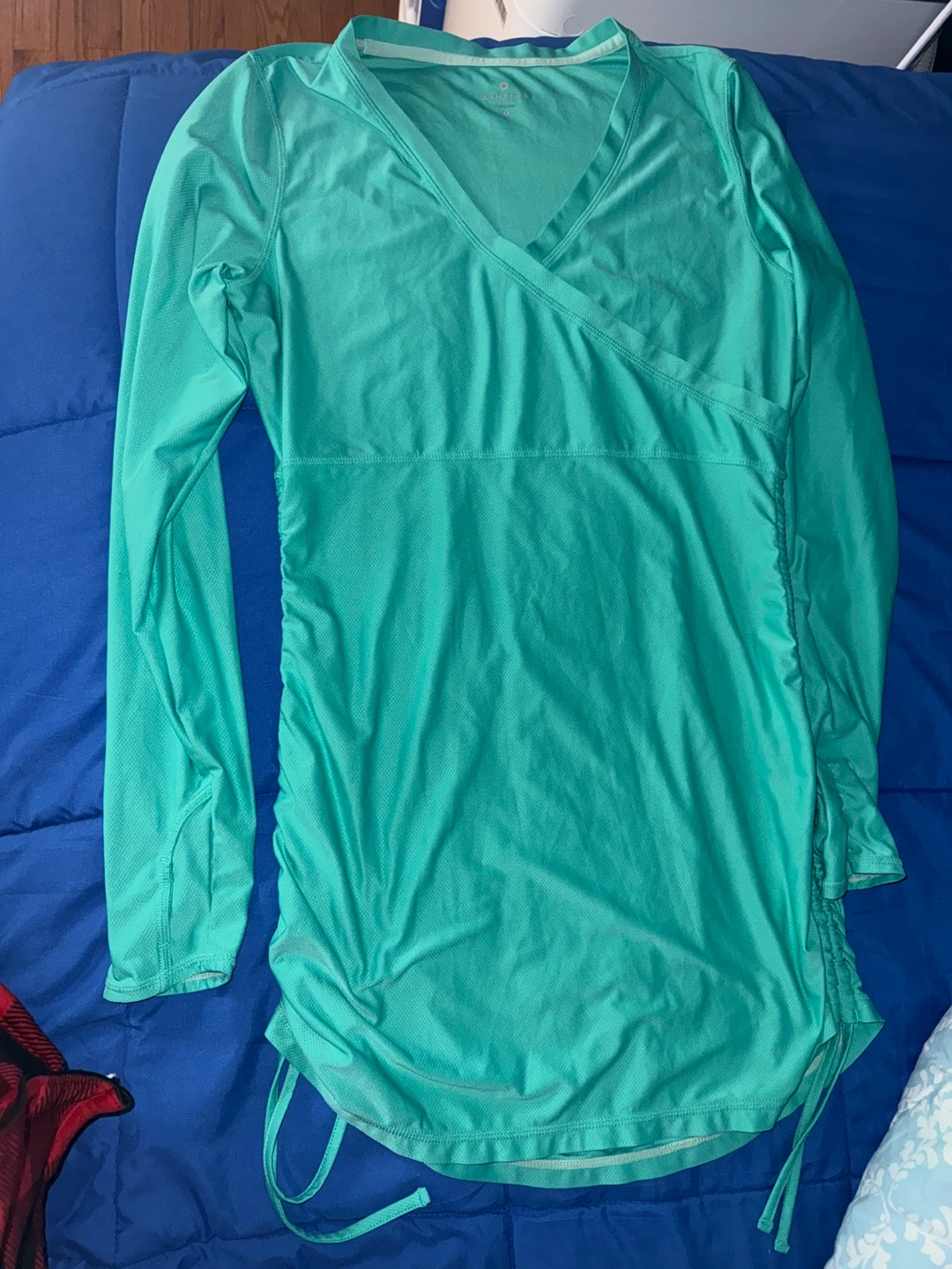 Athleta Women's Long Sleeve V-Neck Shirt Size M