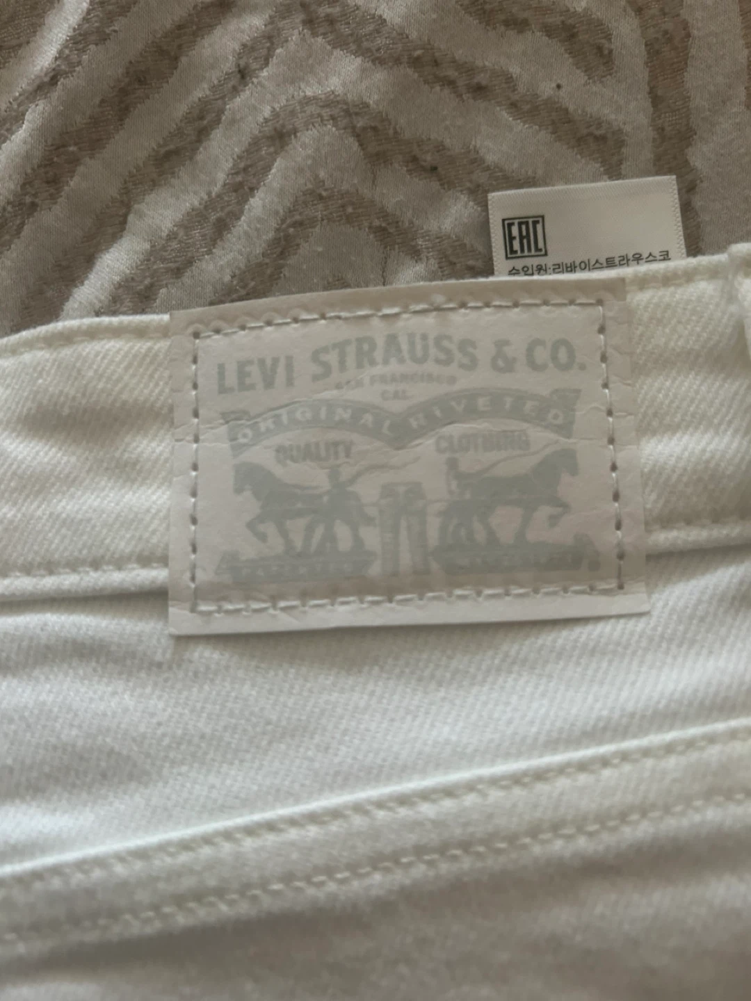 Levi’s ALL WHITE  high rise skinny jeans