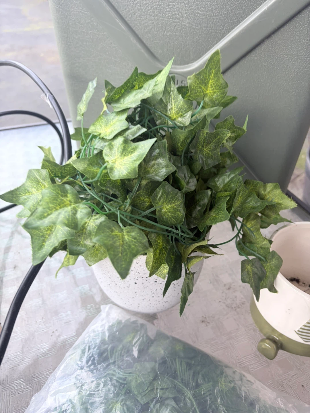 Planter Pot with Legs and vines - photo 2