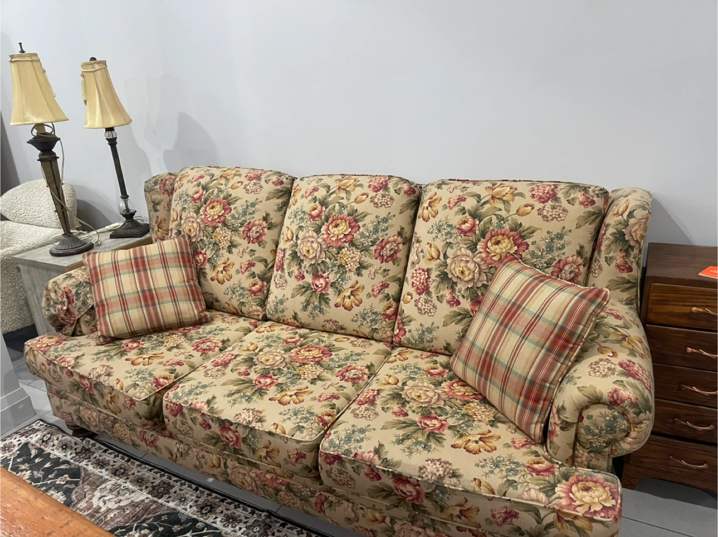 Floral pull out Sofa with Plaid Accent Pillows - photo 3