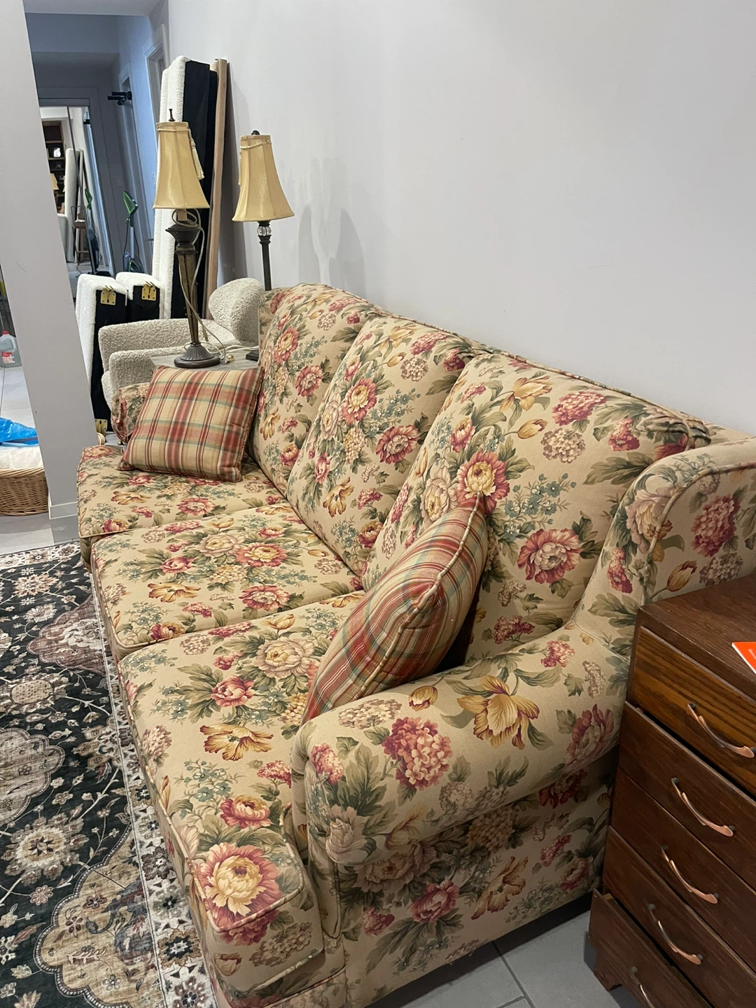 Floral pull out Sofa with Plaid Accent Pillows - photo 2