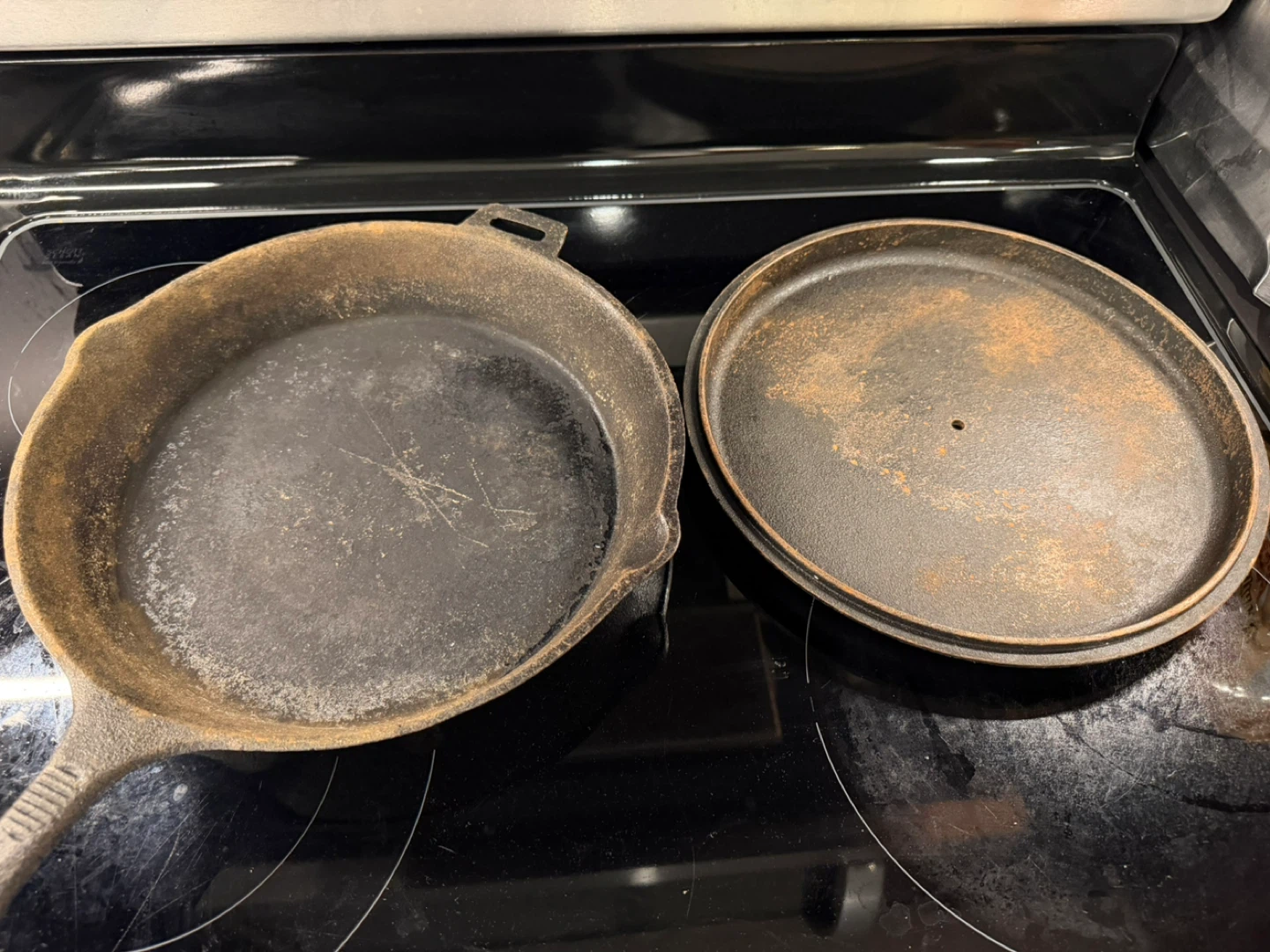 Cast iron pan with accessory
