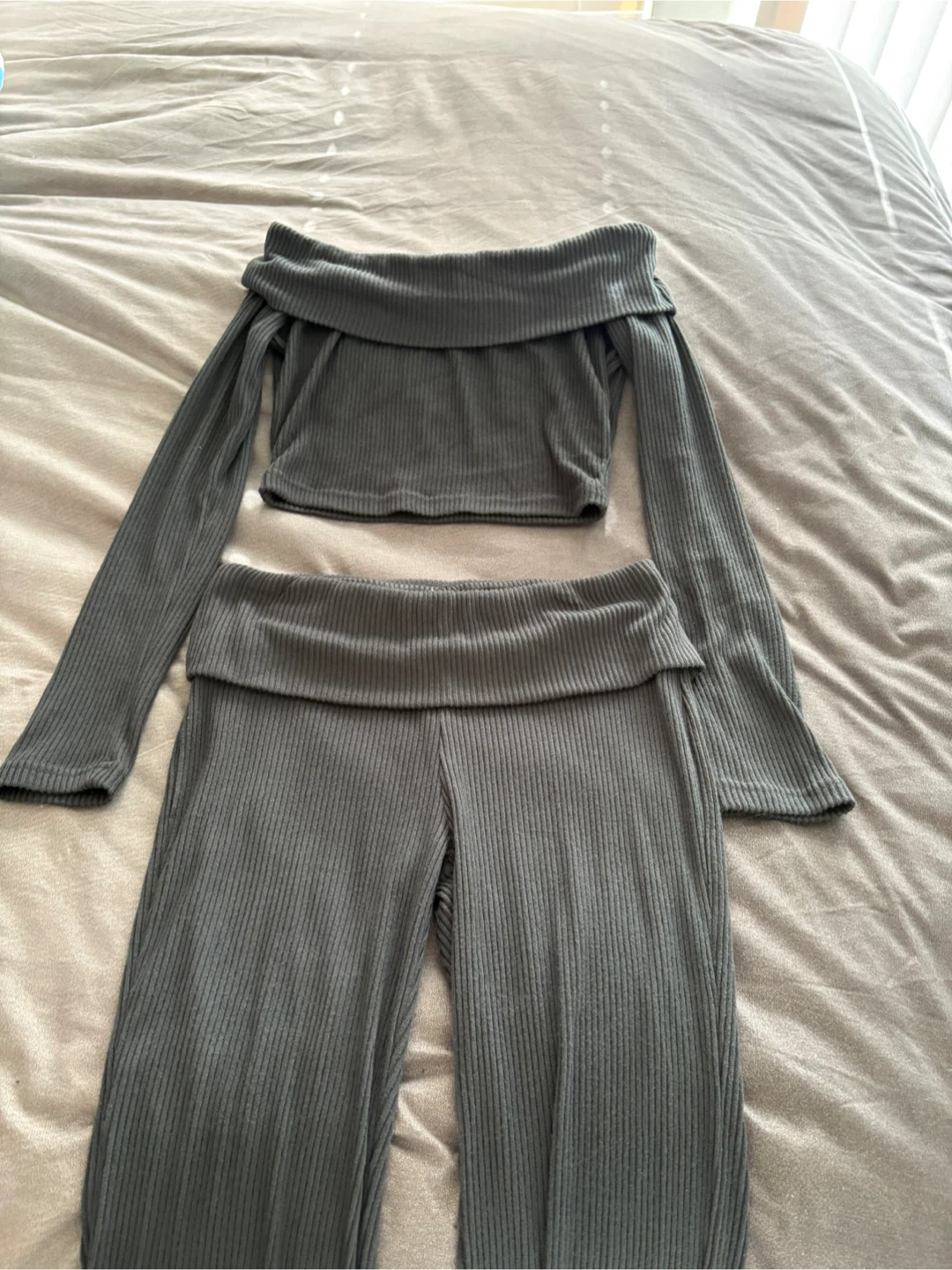 Grey Off-the-Shoulder Ribbed Crop Top & Flare Pants Set - Size S - photo 3