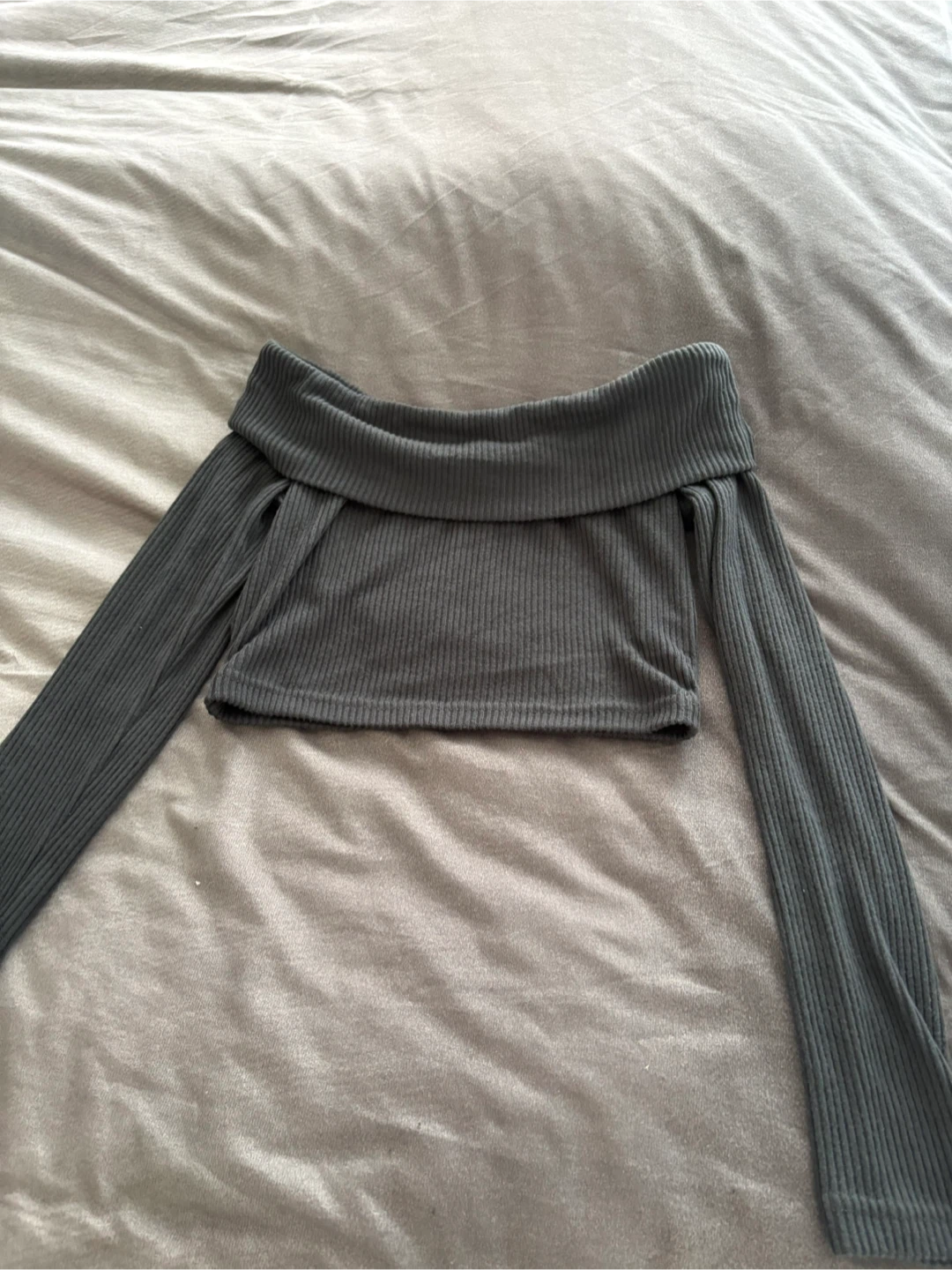 Grey Off-the-Shoulder Ribbed Crop Top & Flare Pants Set - Size S - photo 4