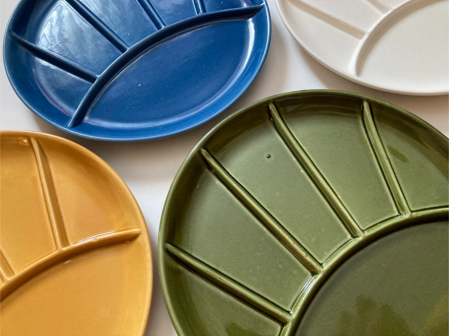 Set of 4 Vintage Divided Ceramic Plates - STILL IN BOX - photo 2