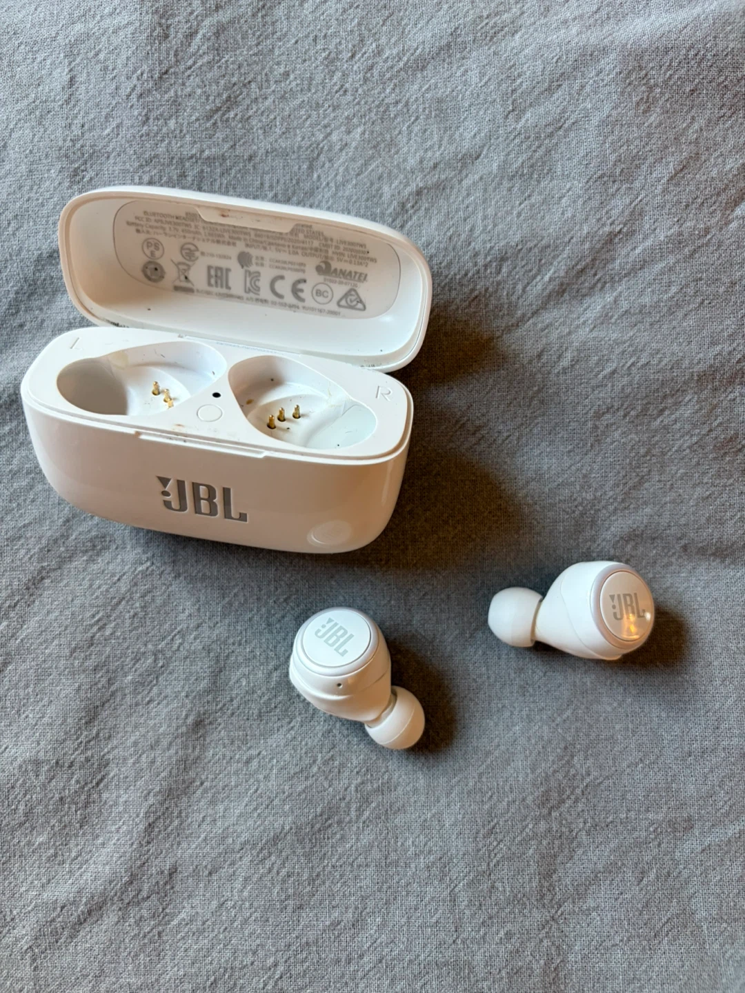 White JBL True Wireless Earbuds with Charging Case - photo 2