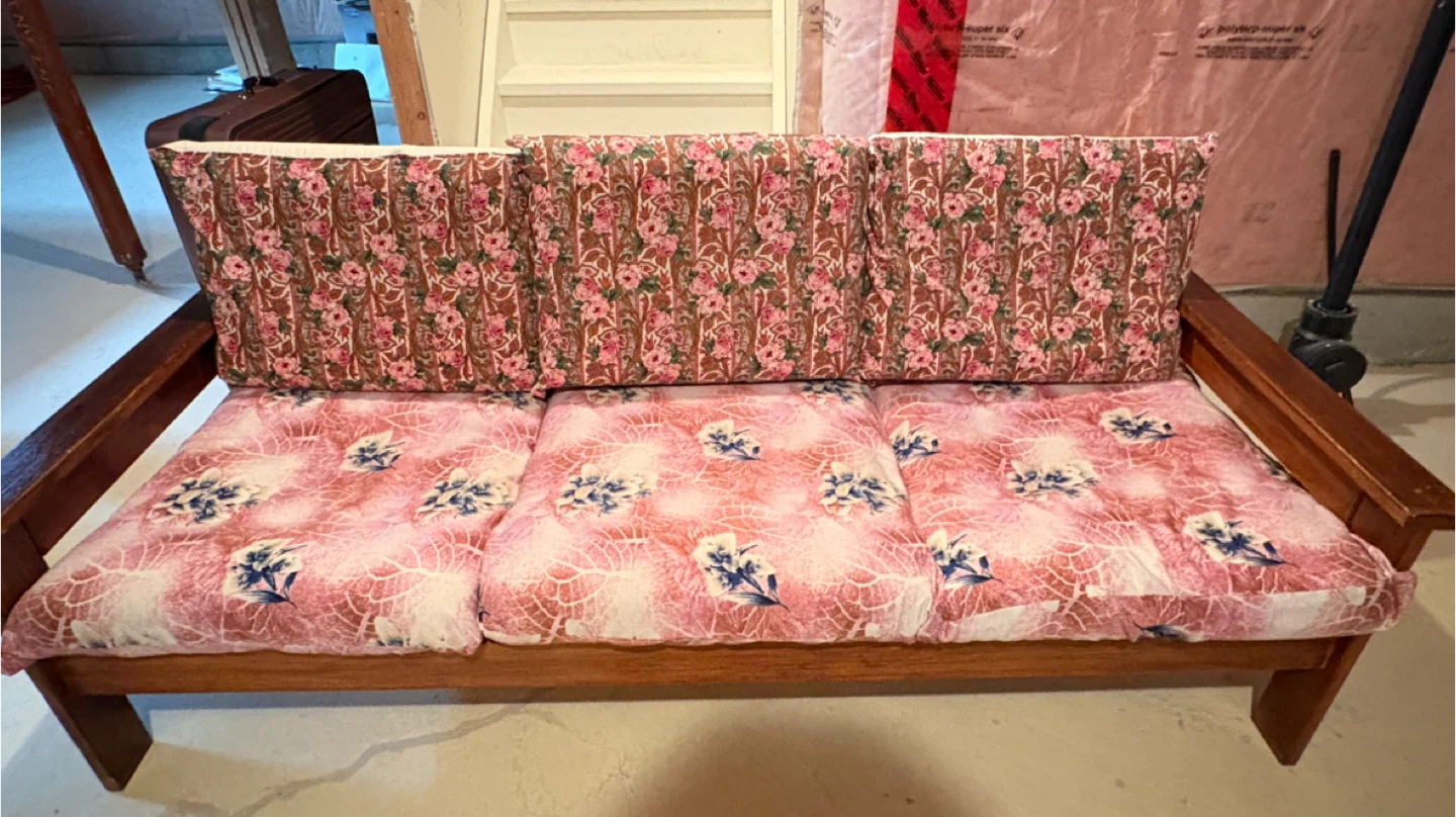 🥕Wooden Loveseat with Floral Cushions