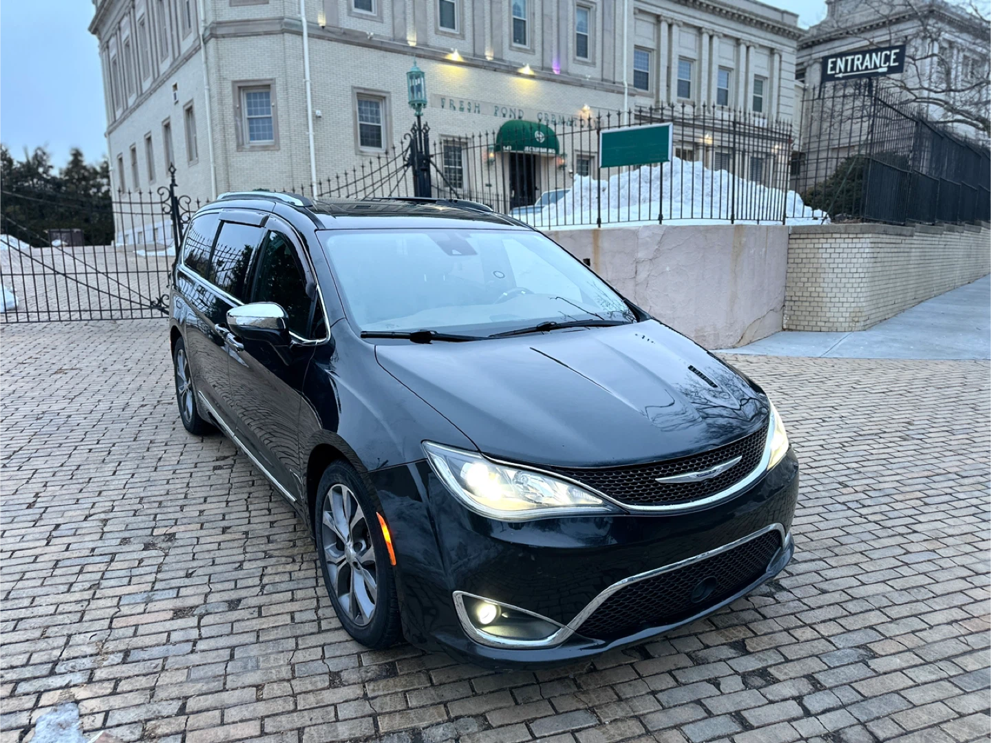 Black Chrysler Pacifica Limited - photo 2