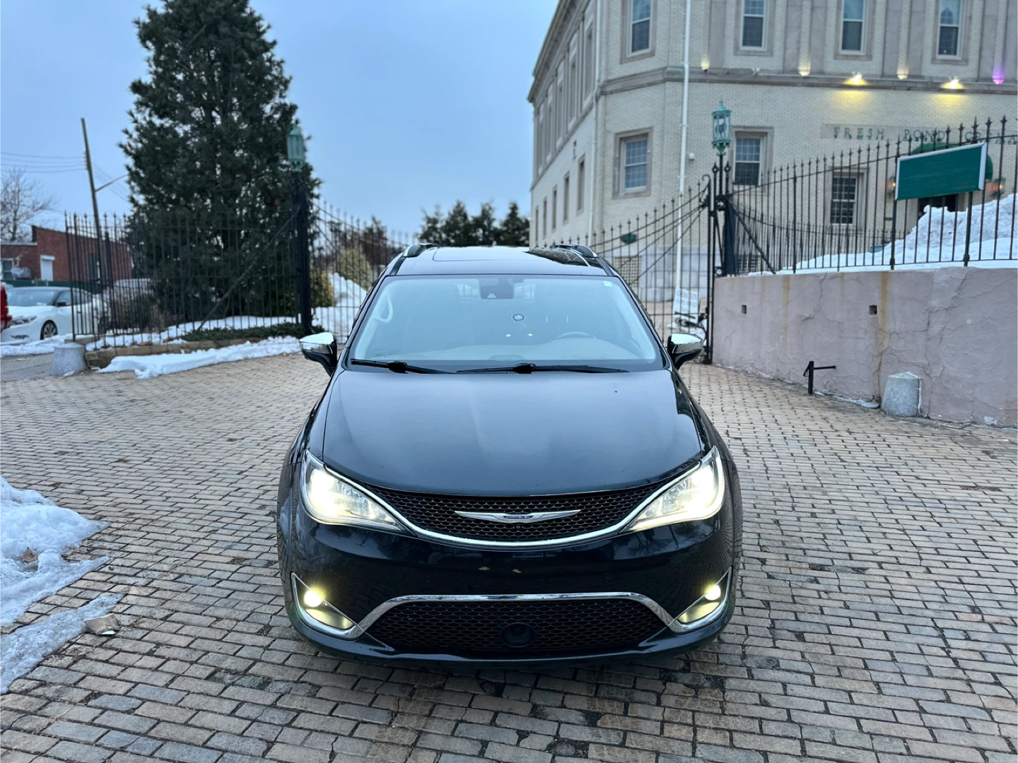 Black Chrysler Pacifica Limited