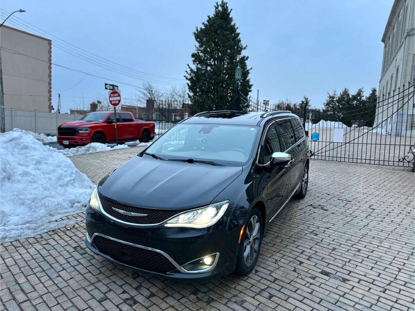 Black Chrysler Pacifica Limited - photo 3