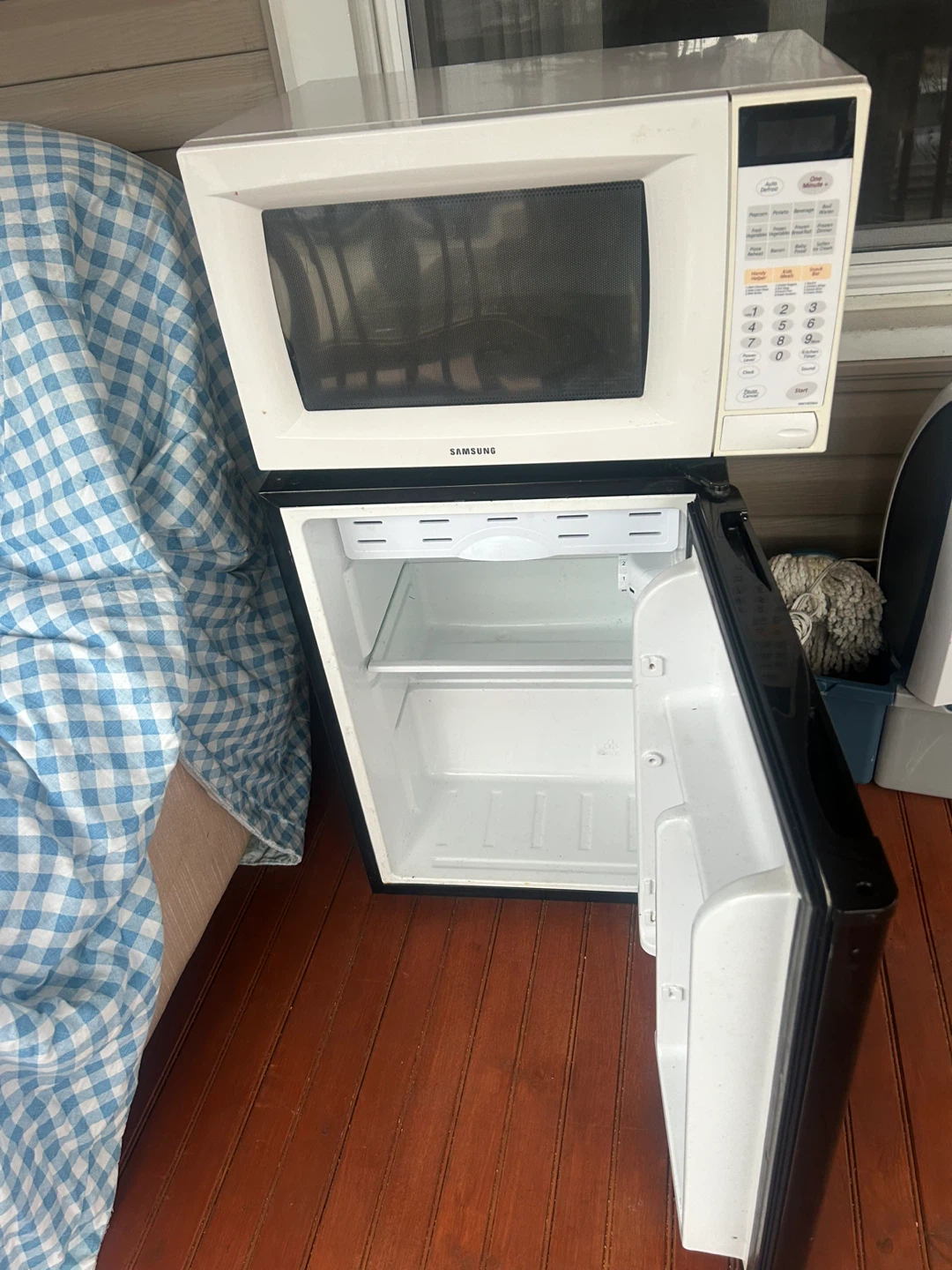 Bundle for $50 mini fridge & microwave - photo 2
