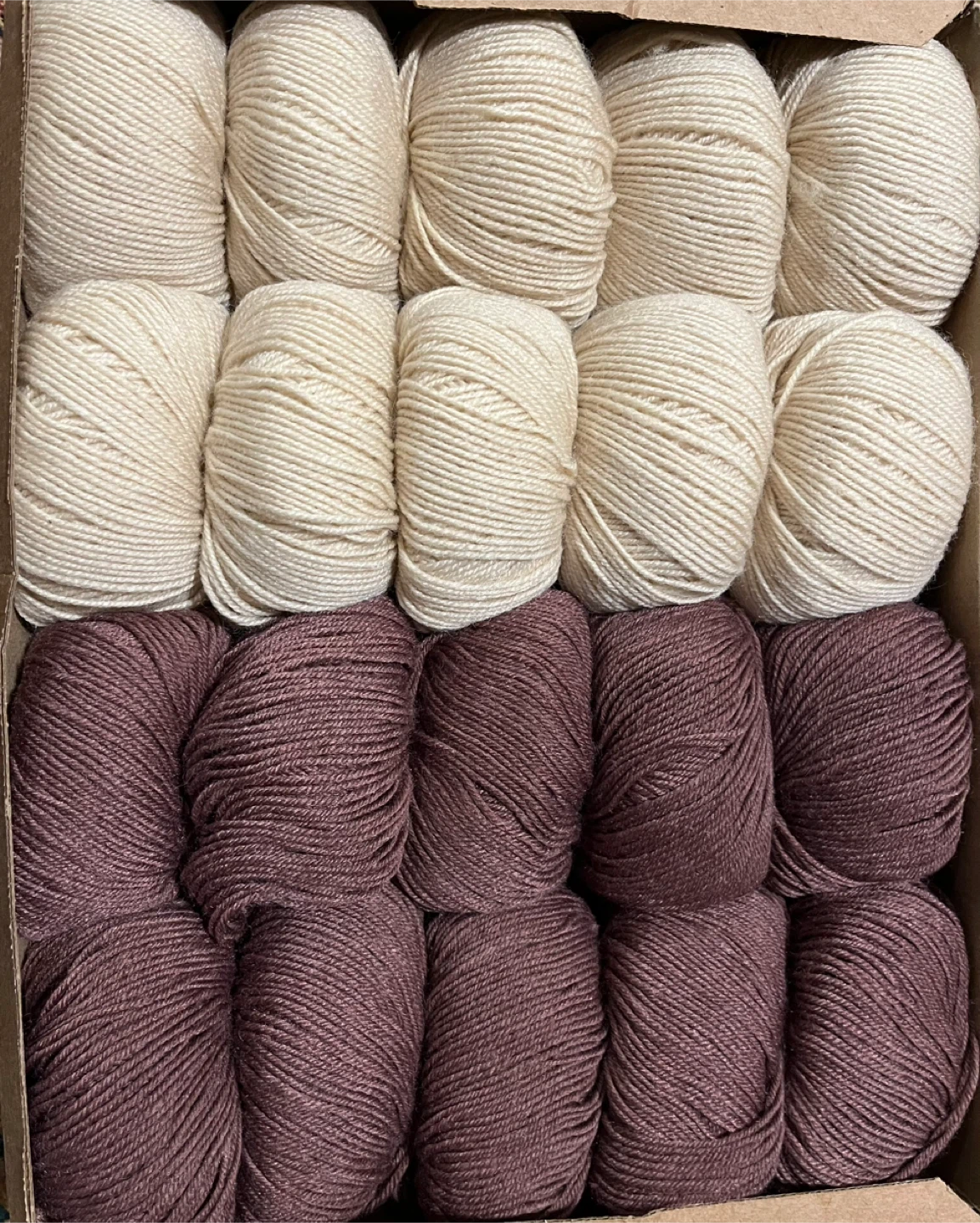 Merino wool. Lot of 20 Skeins Yarn - Cream and Plum