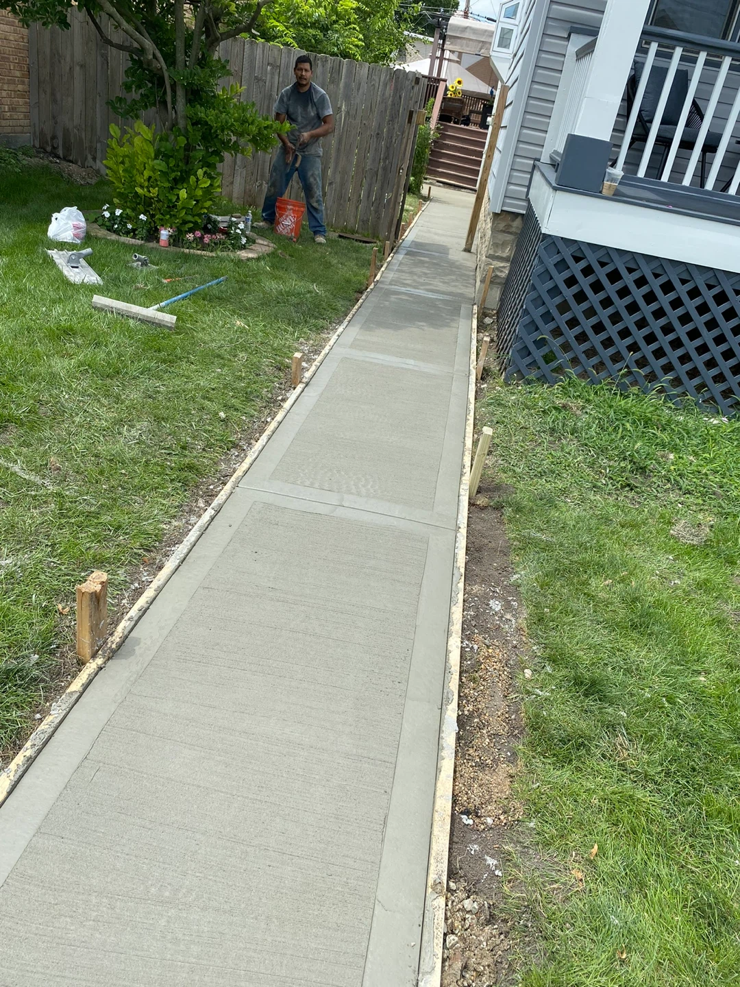 New concrete ,driway,  fence, new garage an replace - photo 2