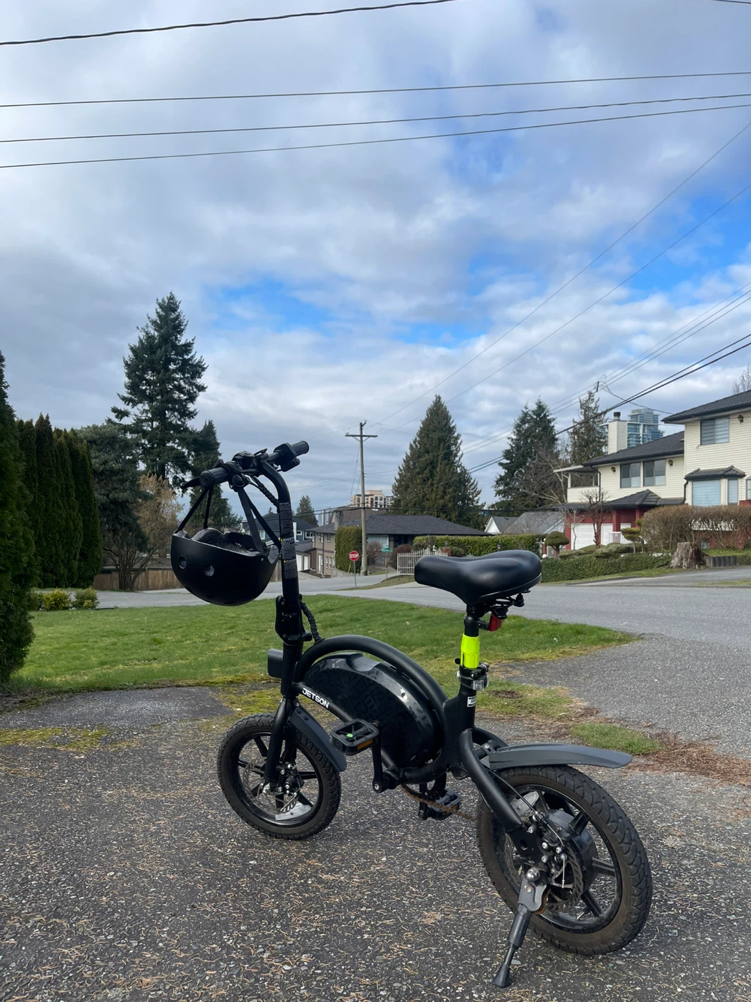 Jetson Bolt Pro Folding Electric Bike – Helmet & Accessories - photo 2