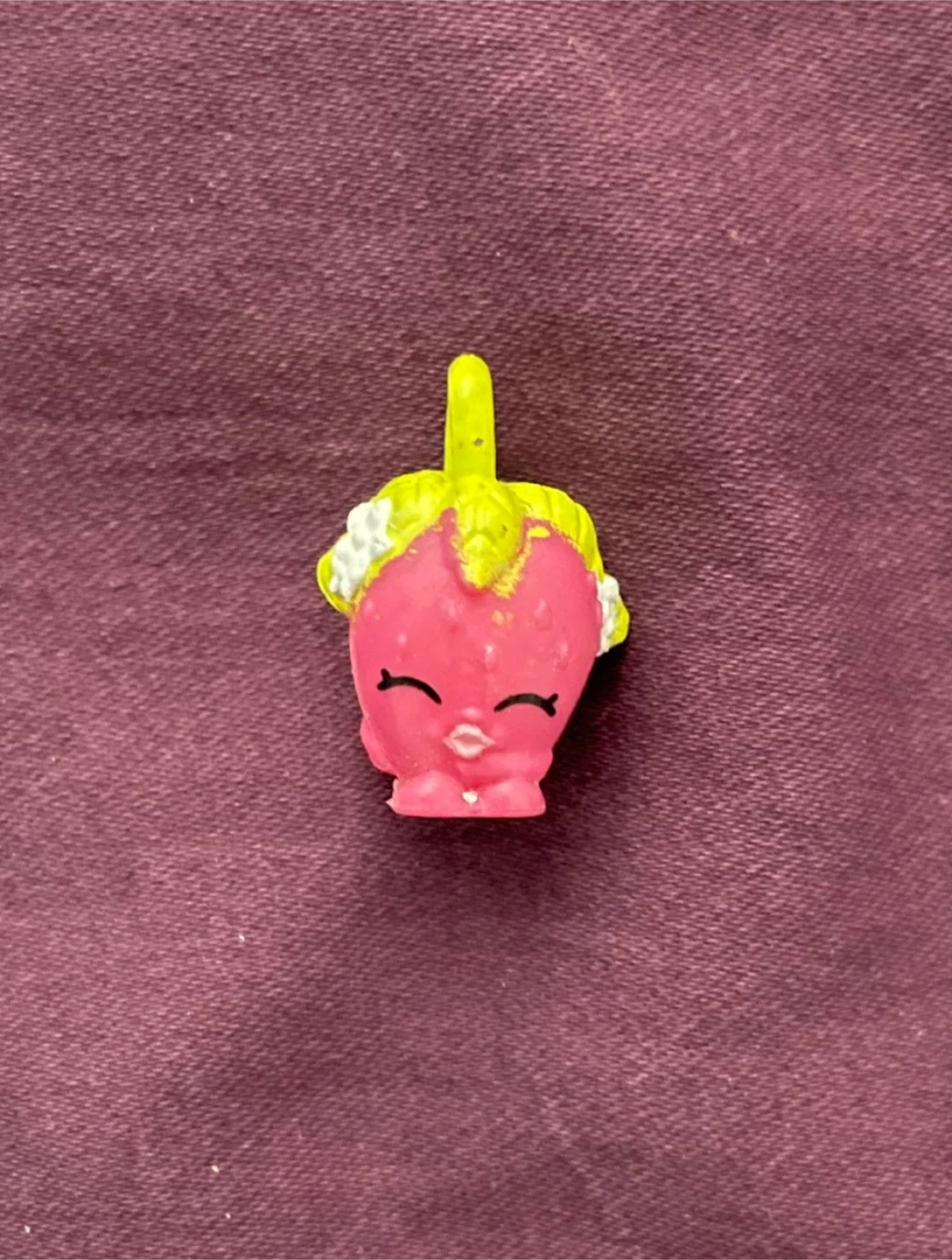 Shopkins Lil' Secrets Strawberry Kiss Charm
