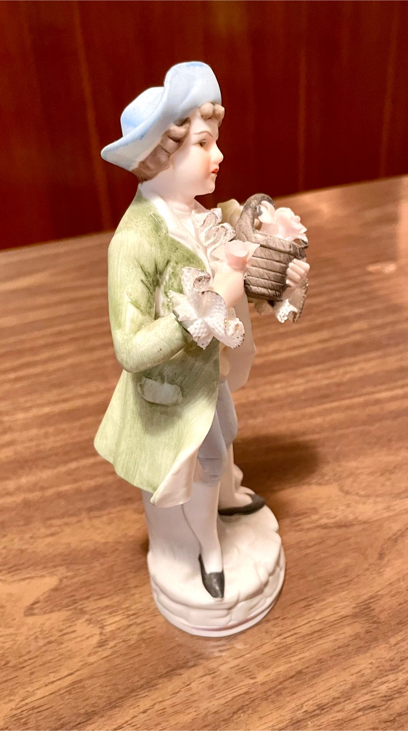 MOTHERS DAY Collectors Porcelain Figurine of Man with Flowers 🥕 - photo 3
