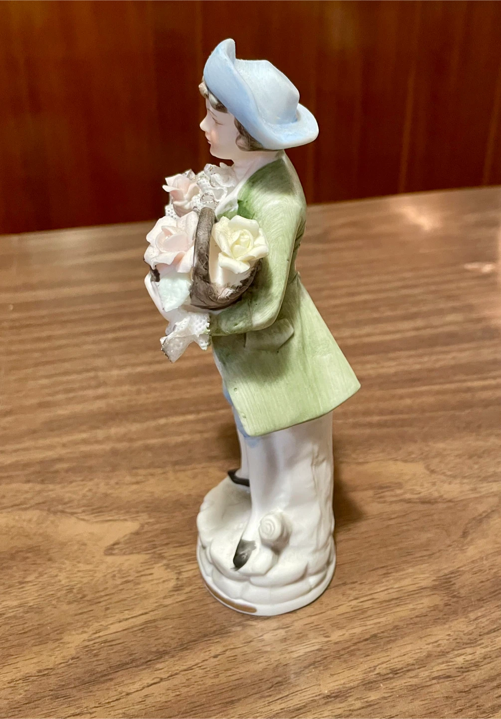 MOTHERS DAY Collectors Porcelain Figurine of Man with Flowers 🥕 - photo 2