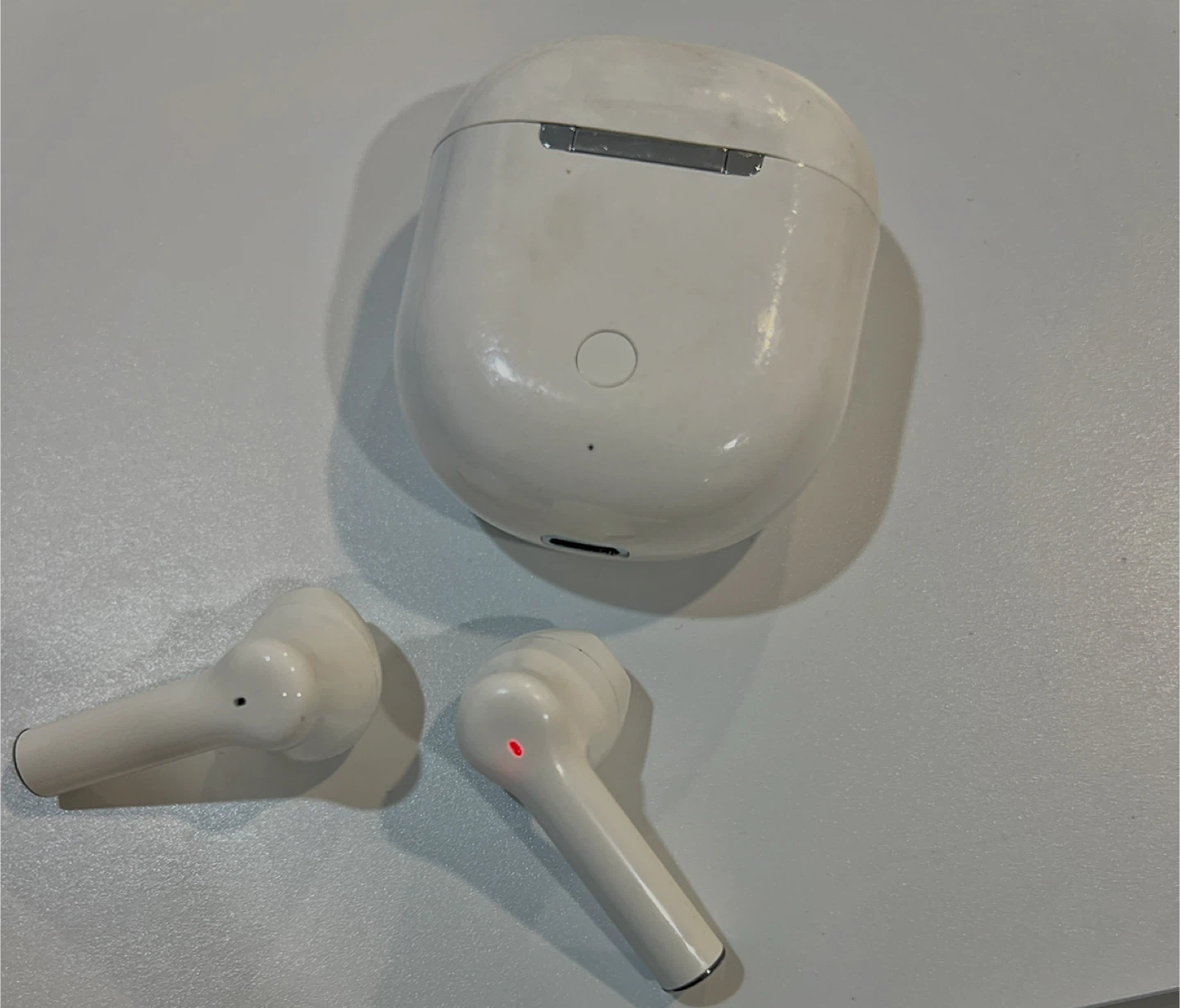 White Wireless Earbuds with Charging Case - photo 3