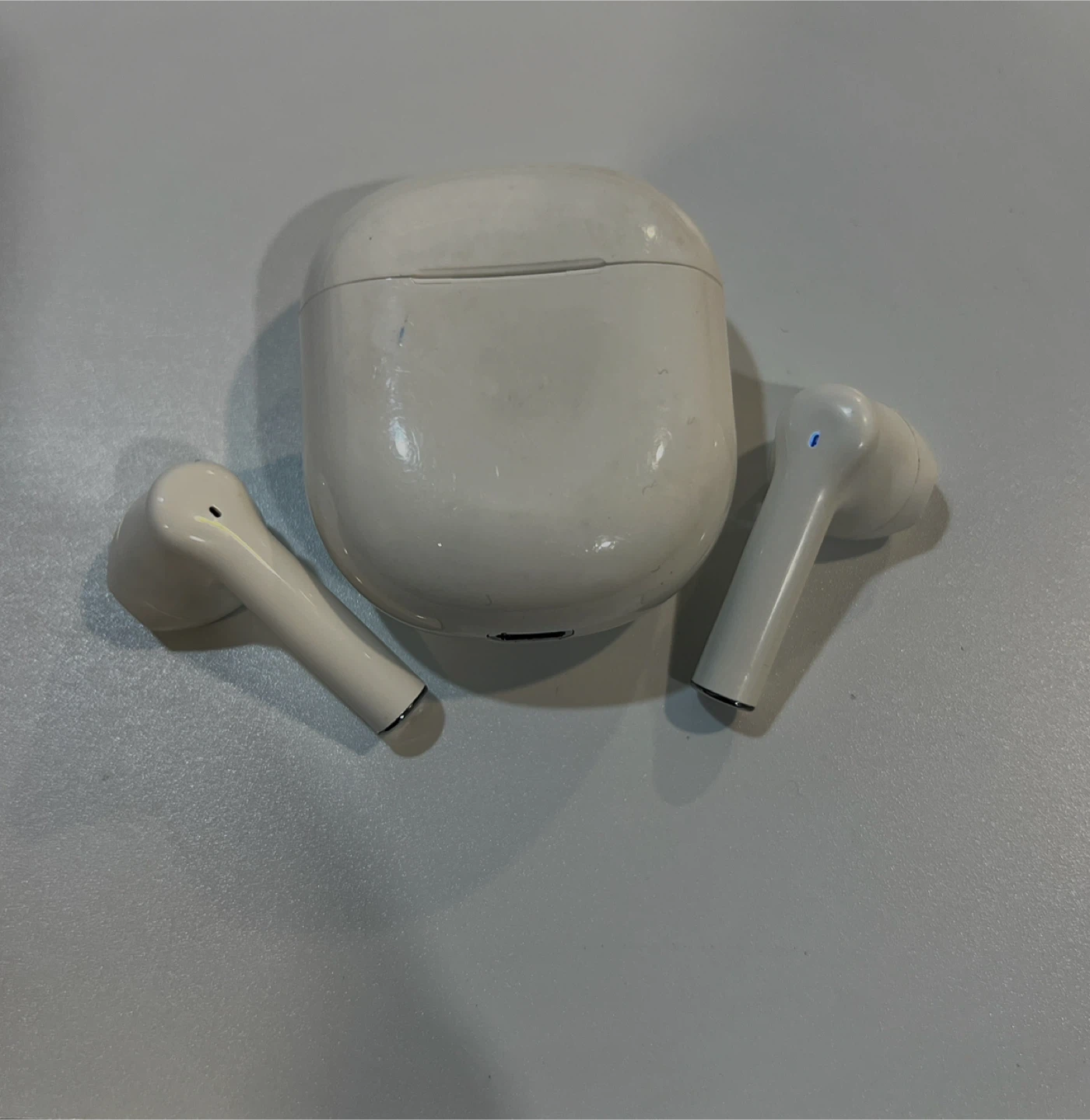 White Wireless Earbuds with Charging Case - photo 4