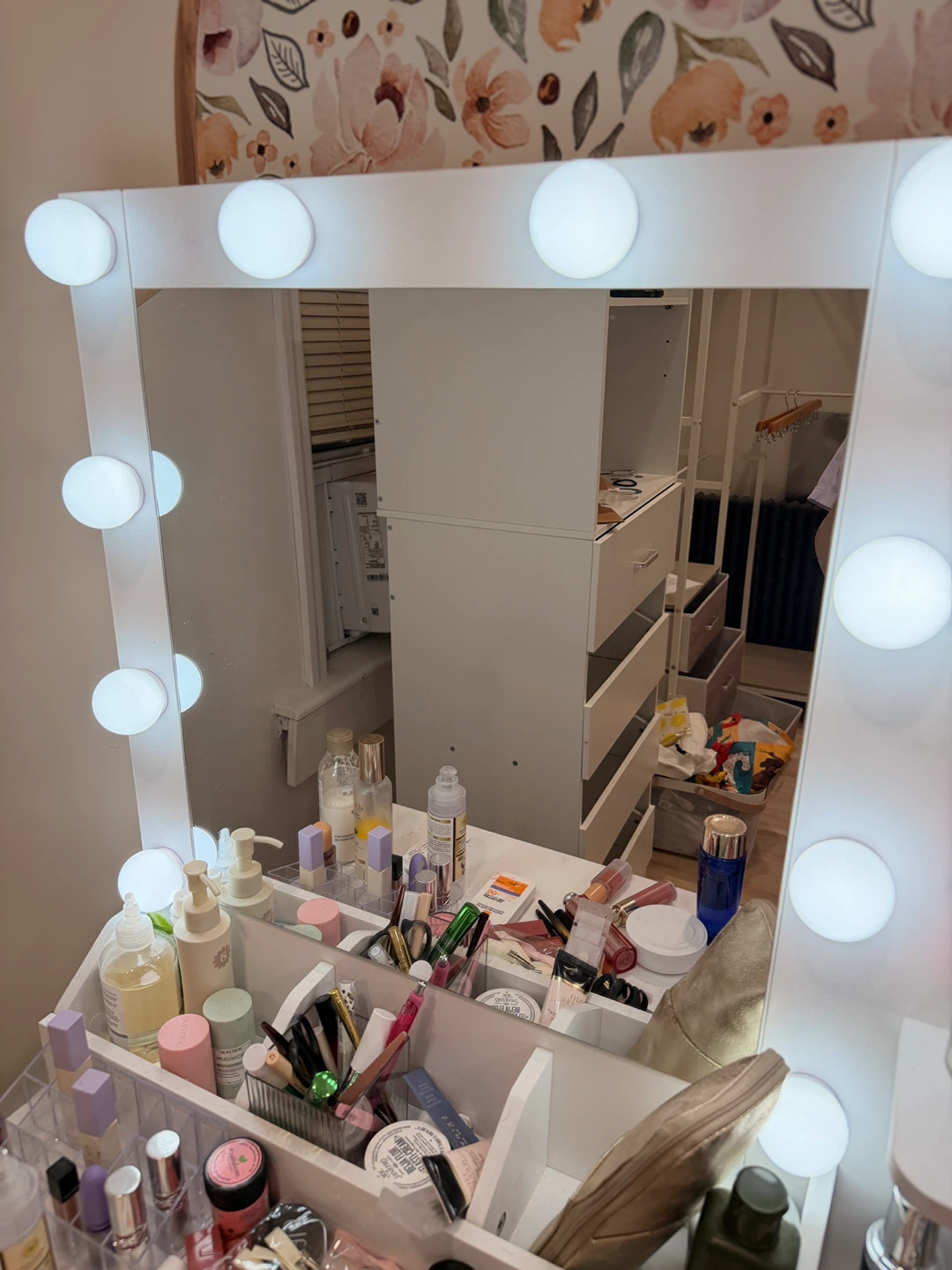 White Makeup Vanity with Lighted Mirror and Stool - photo 4