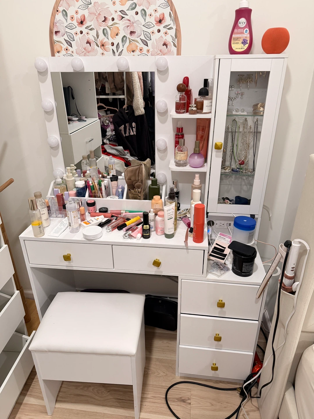 White Makeup Vanity with Lighted Mirror and Stool