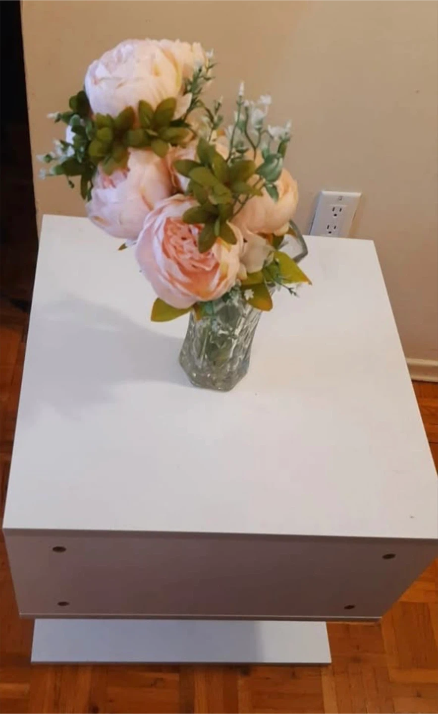 20” Wayfair white modern Coffee/ Side/ End Table - photo 4