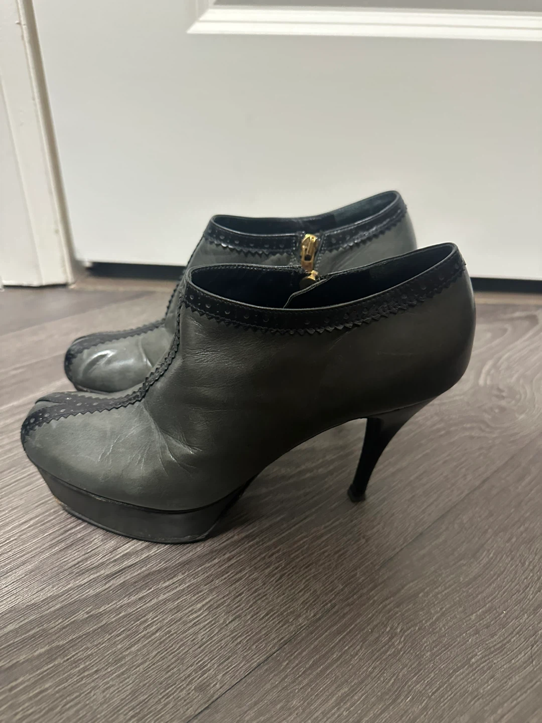 Authentic Yves Saint Laurent Black Leather Ankle Boots - photo 2