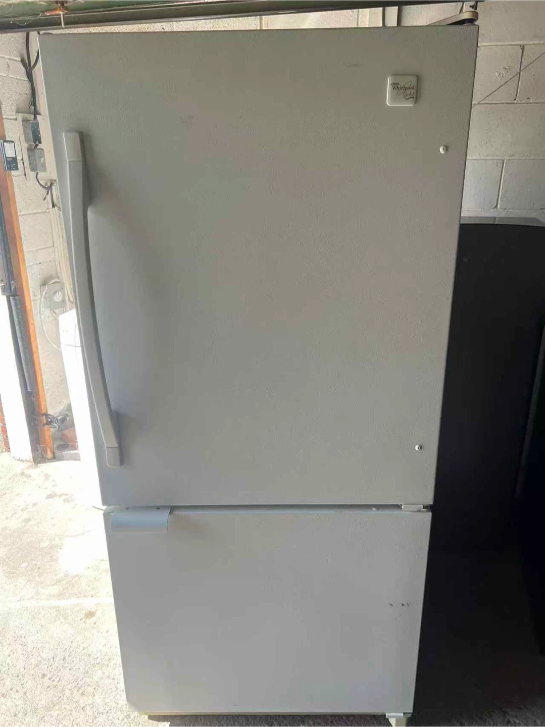 Good condition whirlpool fridge $160 - photo 3