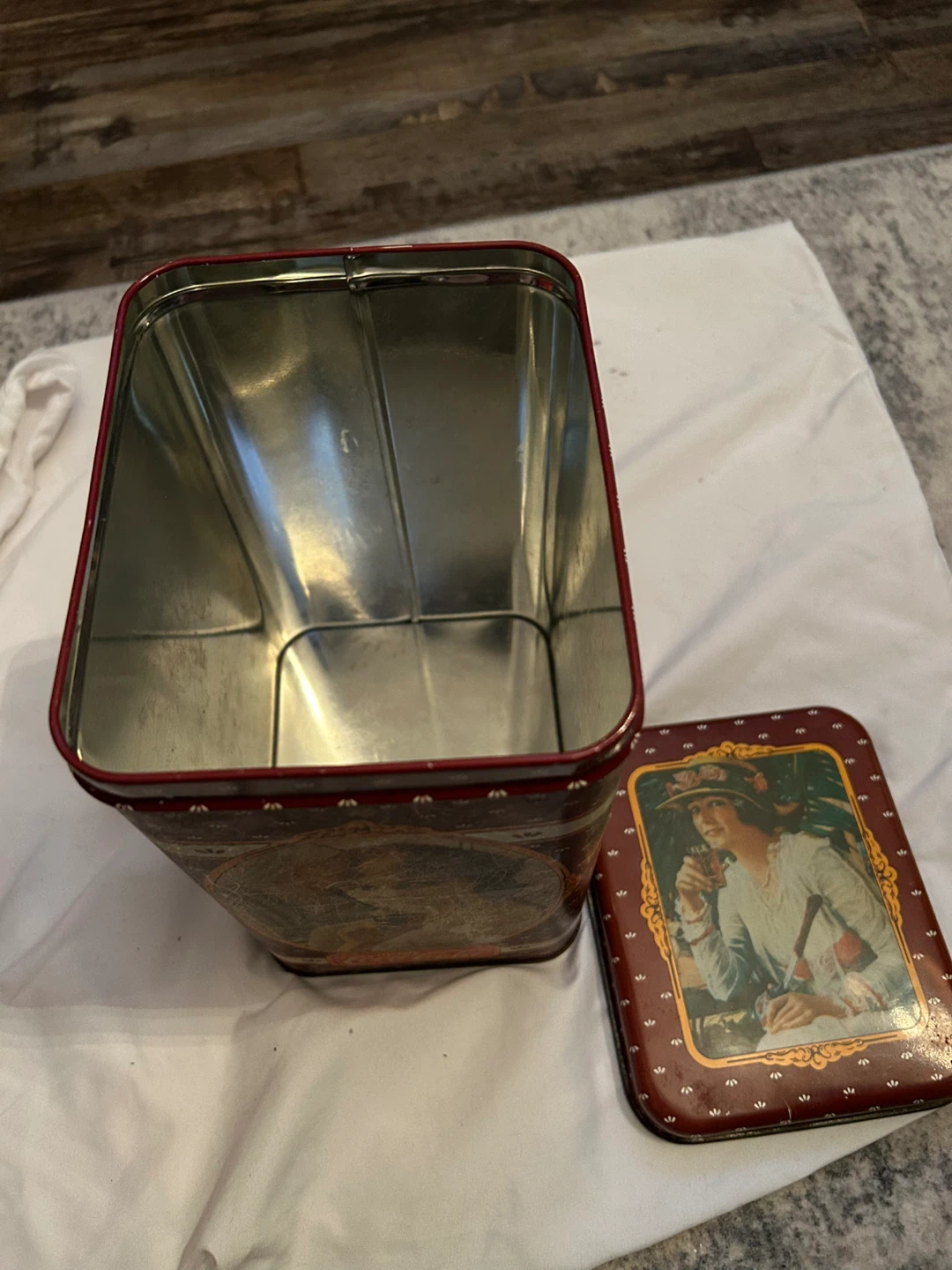 Coca-Cola Tin with Vintage Lady Illustration - photo 4