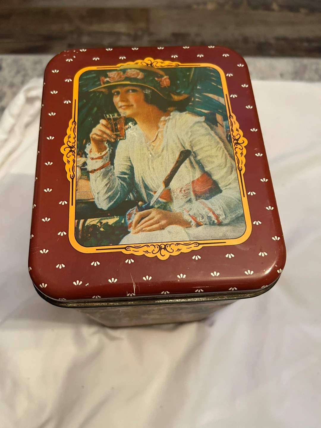 Coca-Cola Tin with Vintage Lady Illustration - photo 3