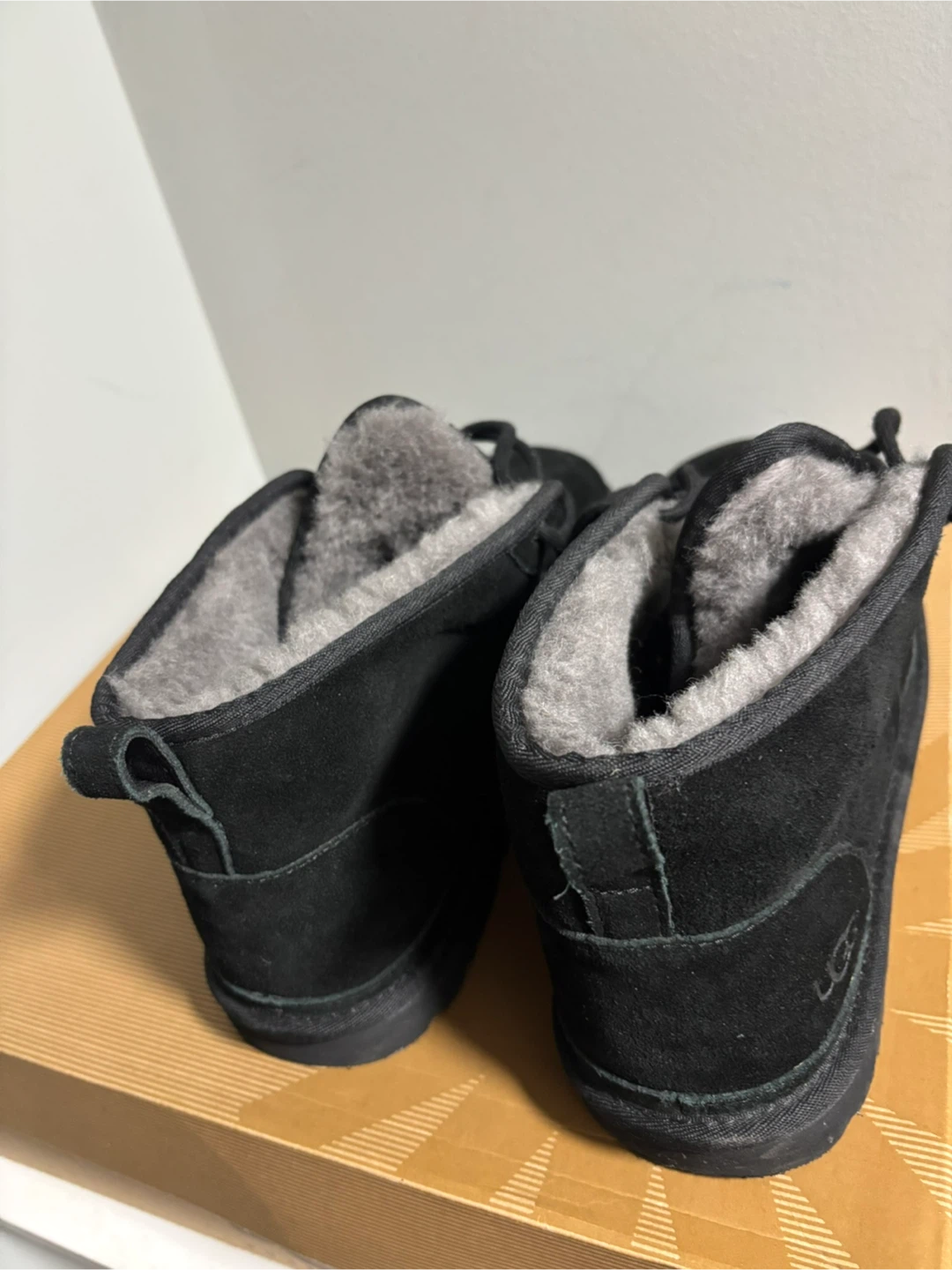 🥕UGG Black Suede Sheepskin Lined Boots