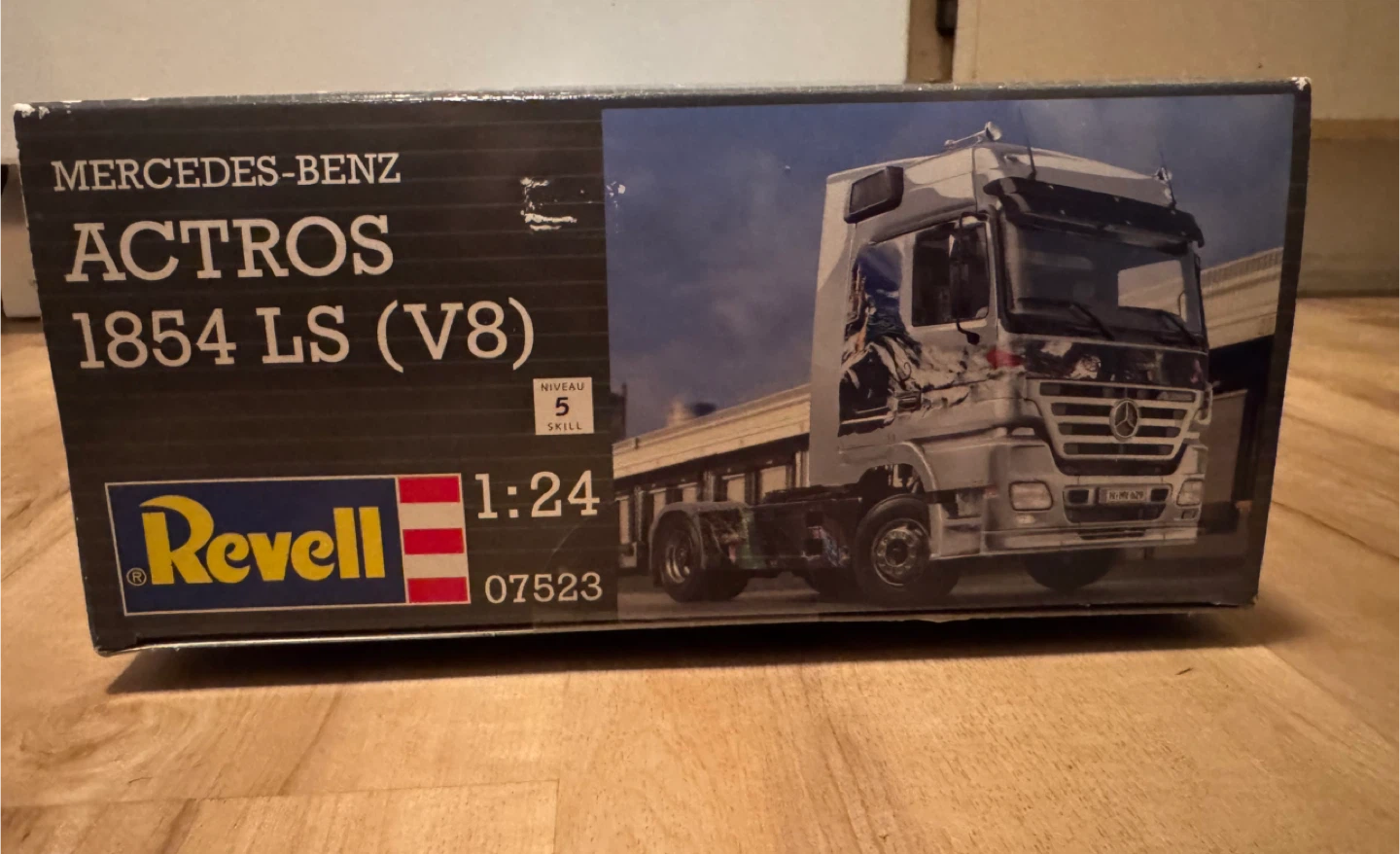 Revell Mercedes-Benz Actros 1854 LS (V8) Model Kit 1:24 - photo 2