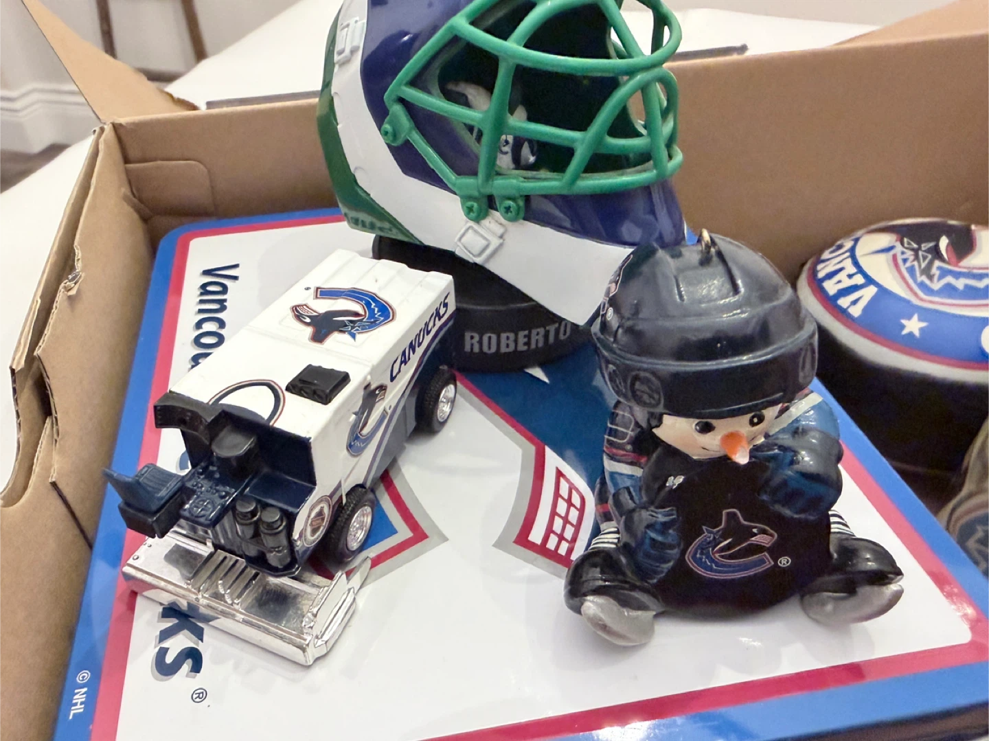 Vancouver Canucks Stuff Bundle Lot - photo 5