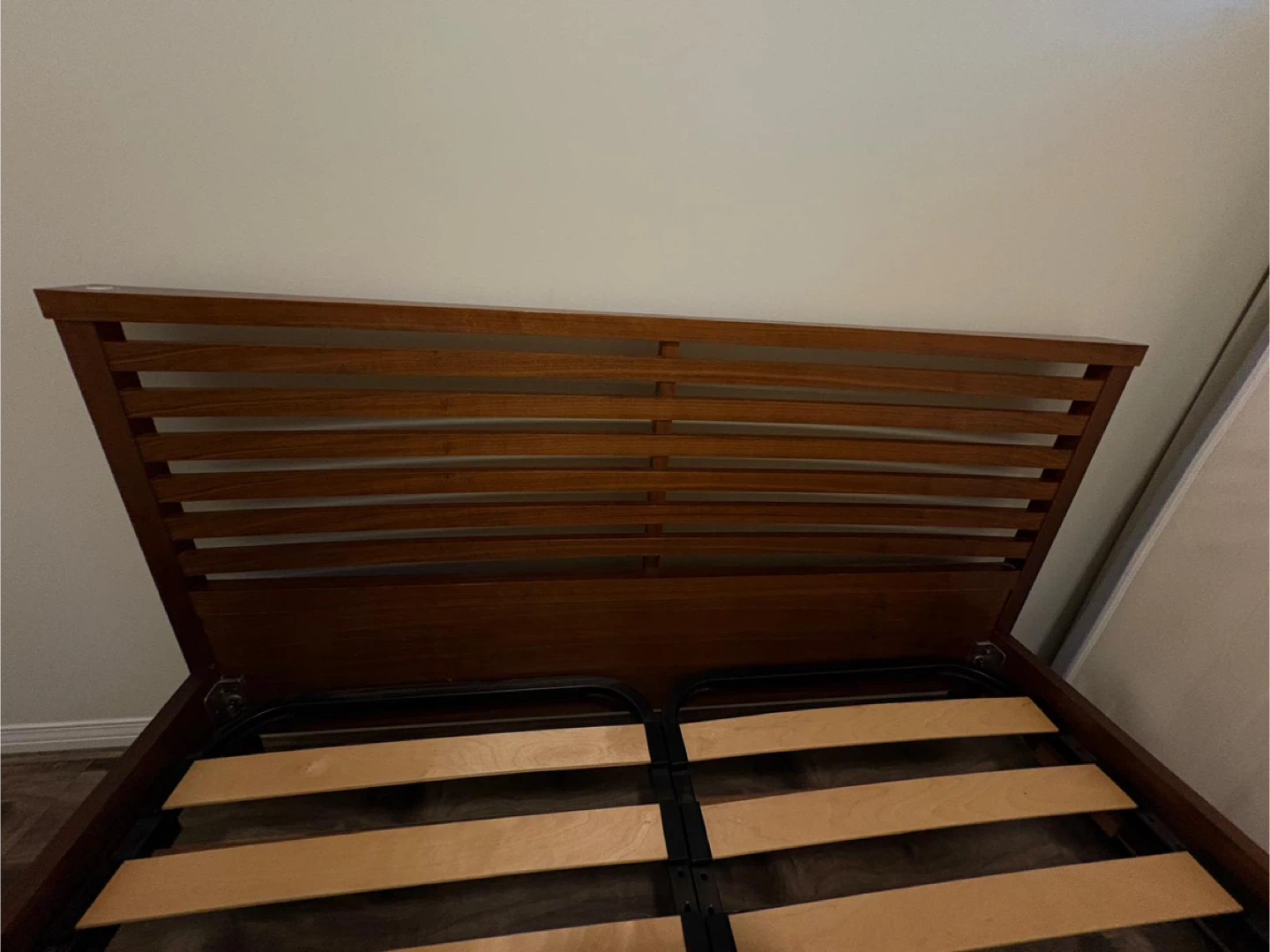 Queen bed frame (FREE DELIVERY) - photo 3