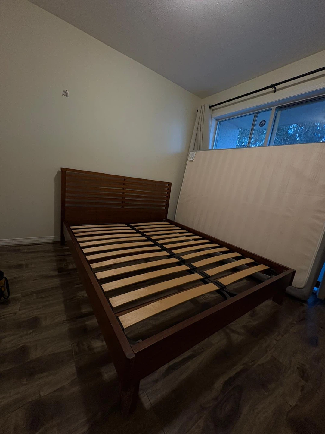 Queen bed frame (FREE DELIVERY) - photo 2