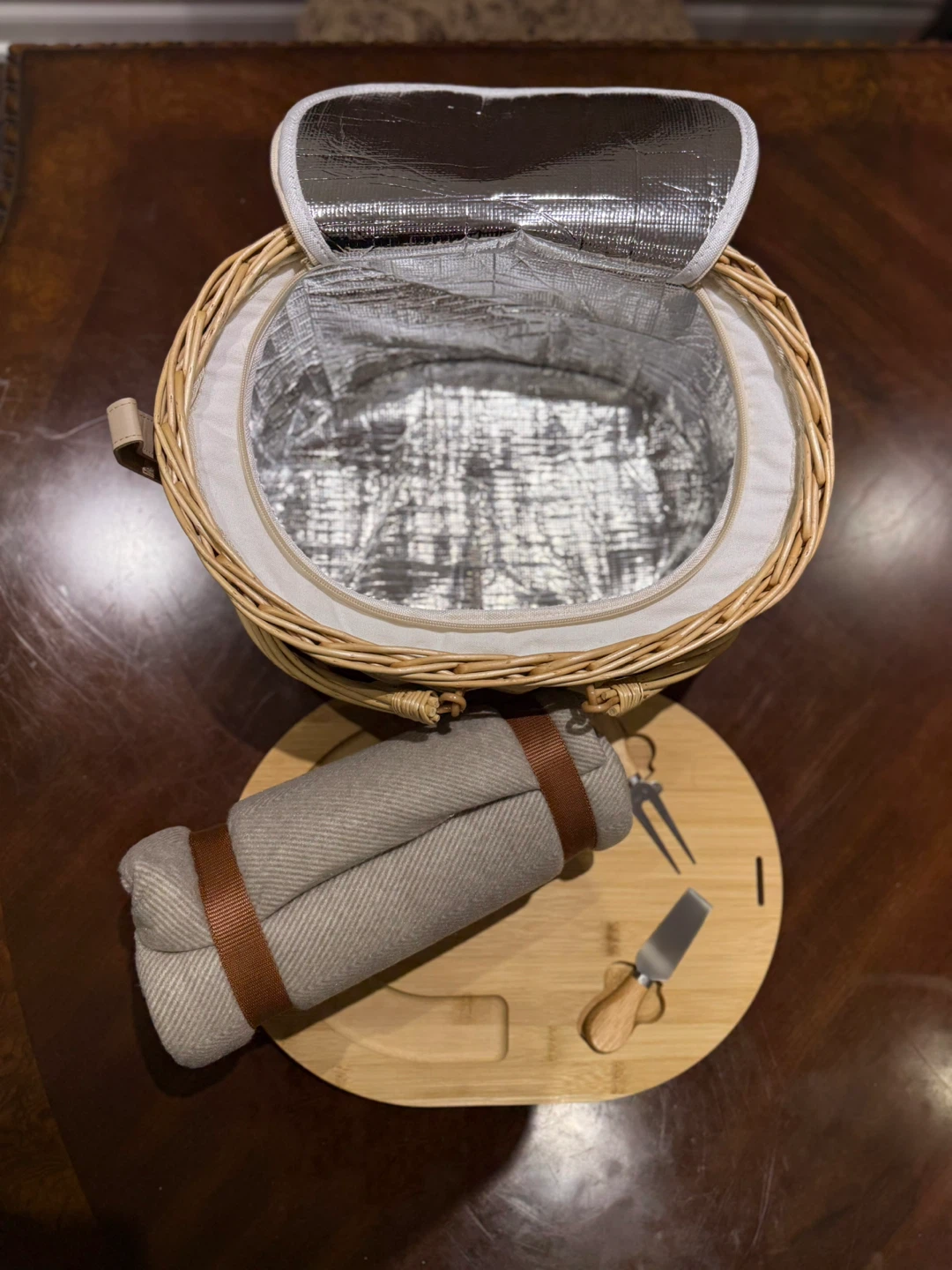 BRAND NEW Picnic Basket Gift Set w/ Blanket & Charcuterie Board - photo 3